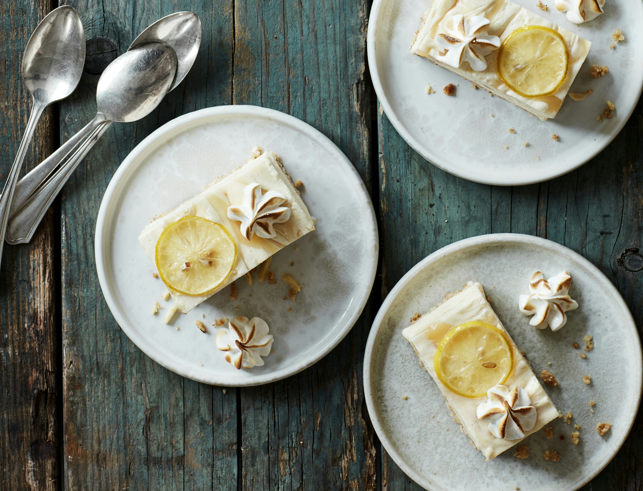 Islagkage med citron-marcipanis og brændt marengs