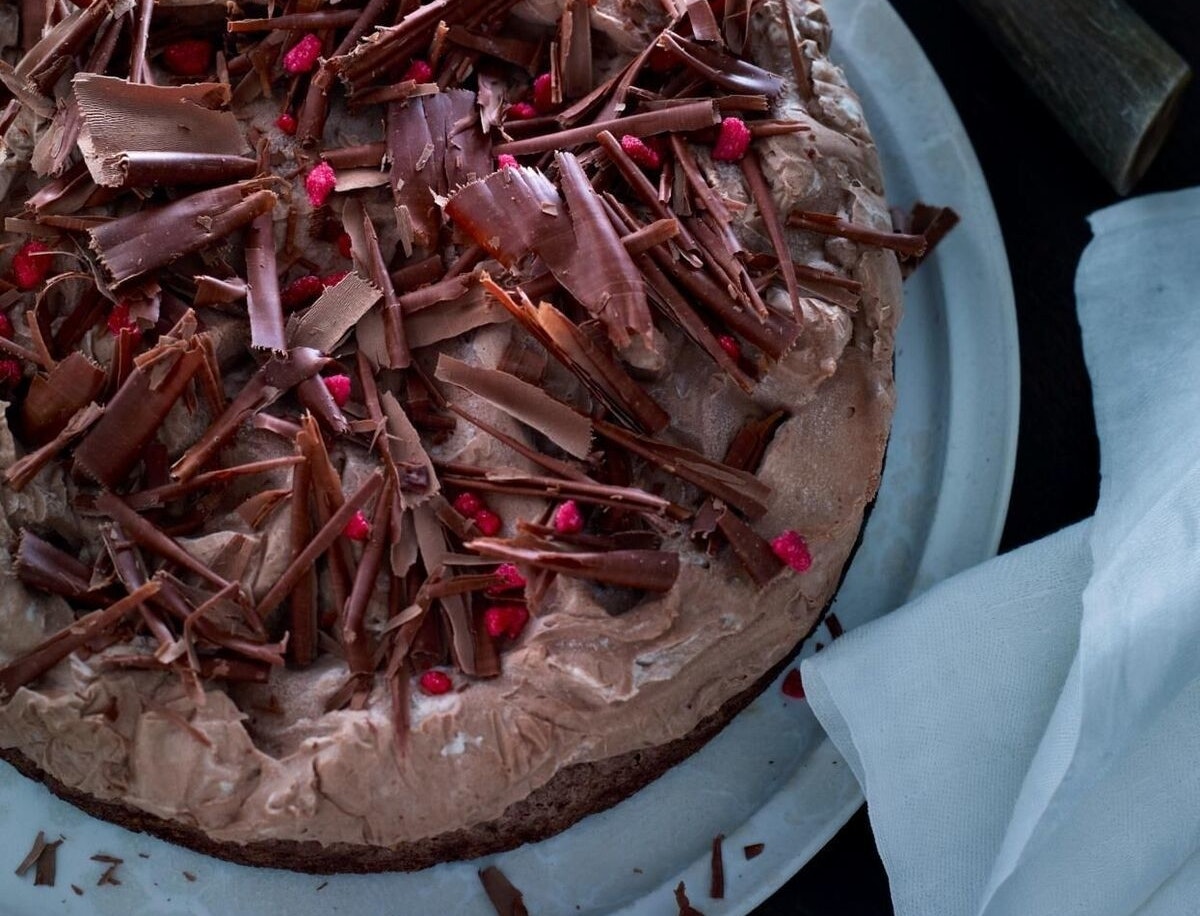 Islagkage med trøffelcreme