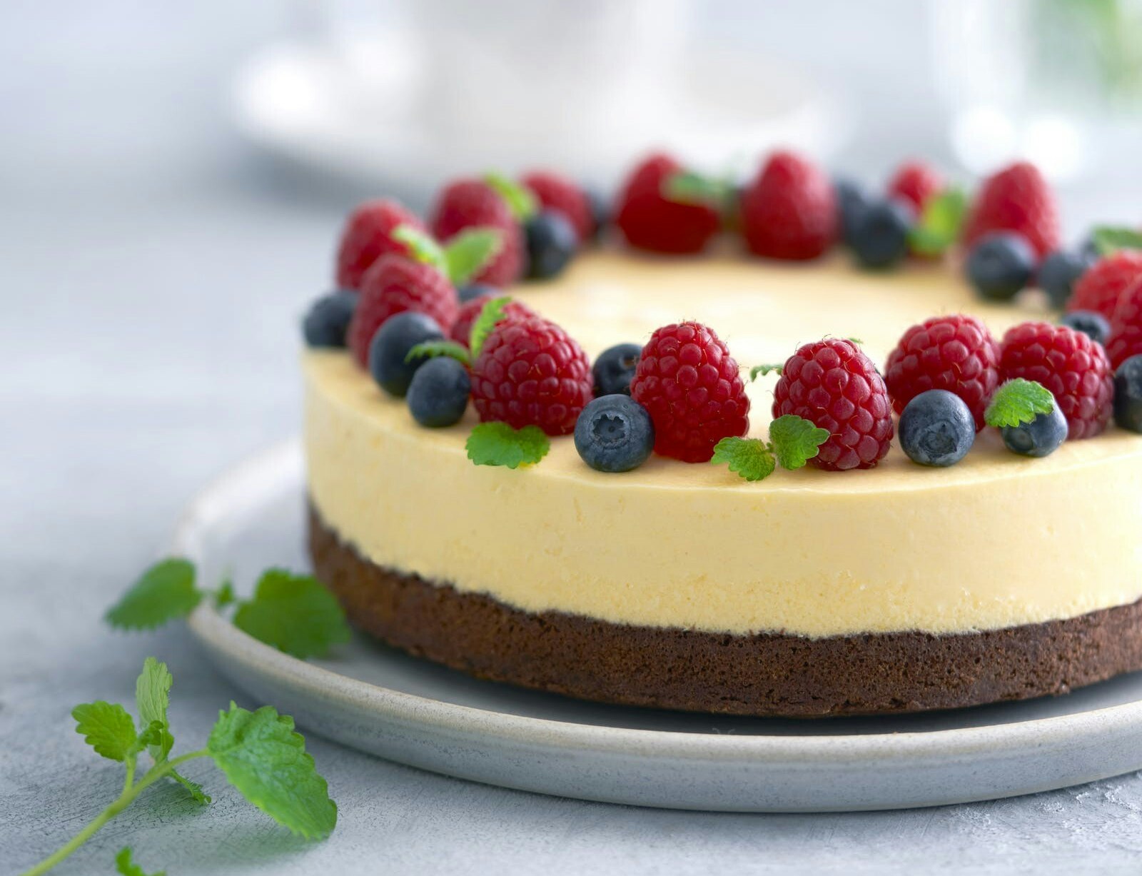 Islagkage på browniebund med mango- og citronparfait