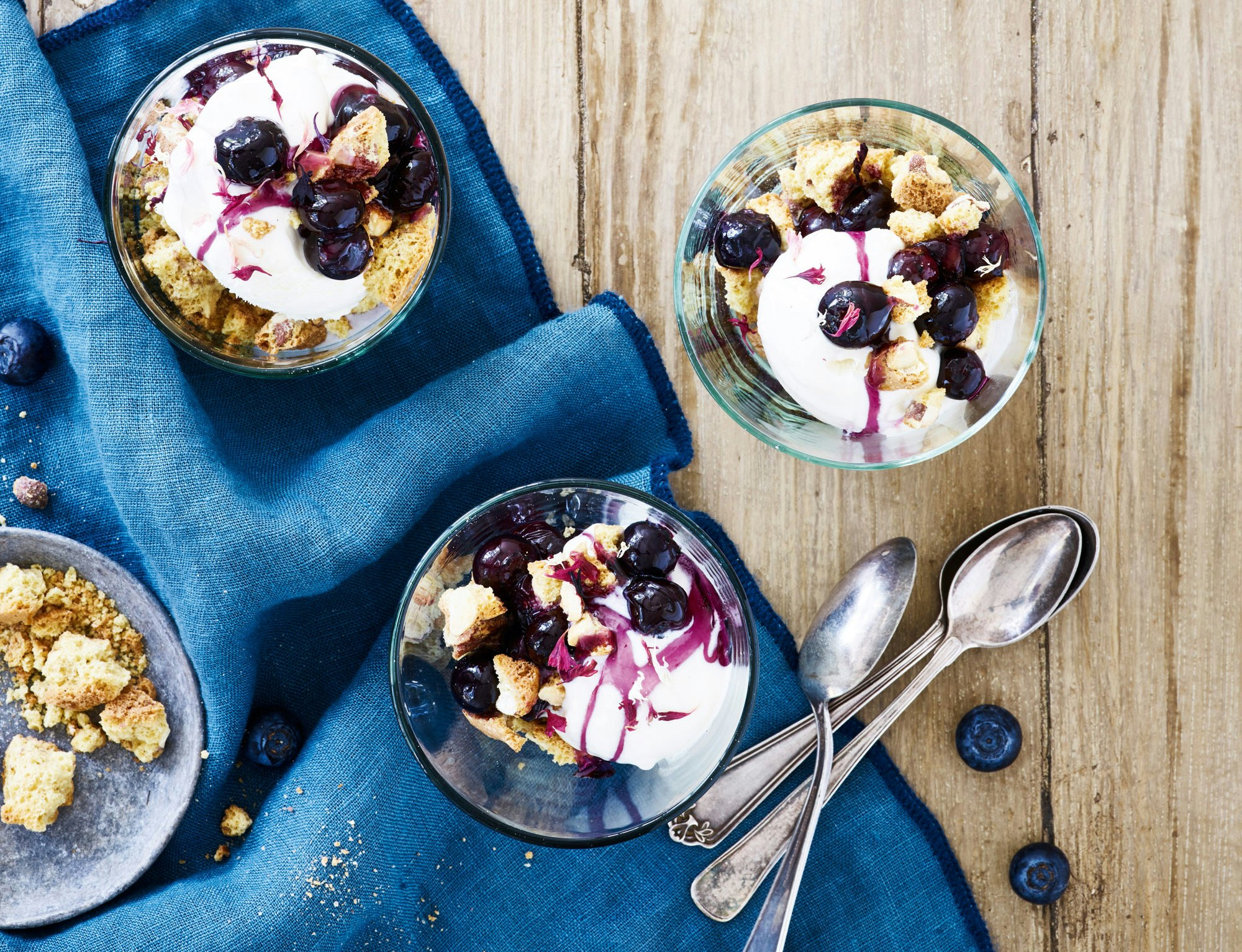 Istrifli med blåbær og knuste biscotti