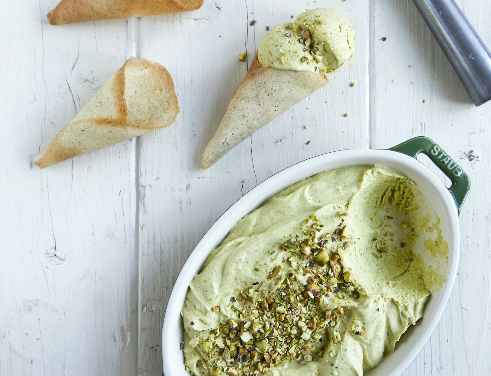 Isvafler med nem pistacieis