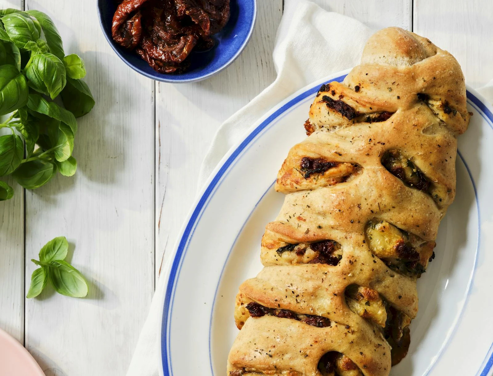 Italiensk brød med mozzarella og soltørrede tomater