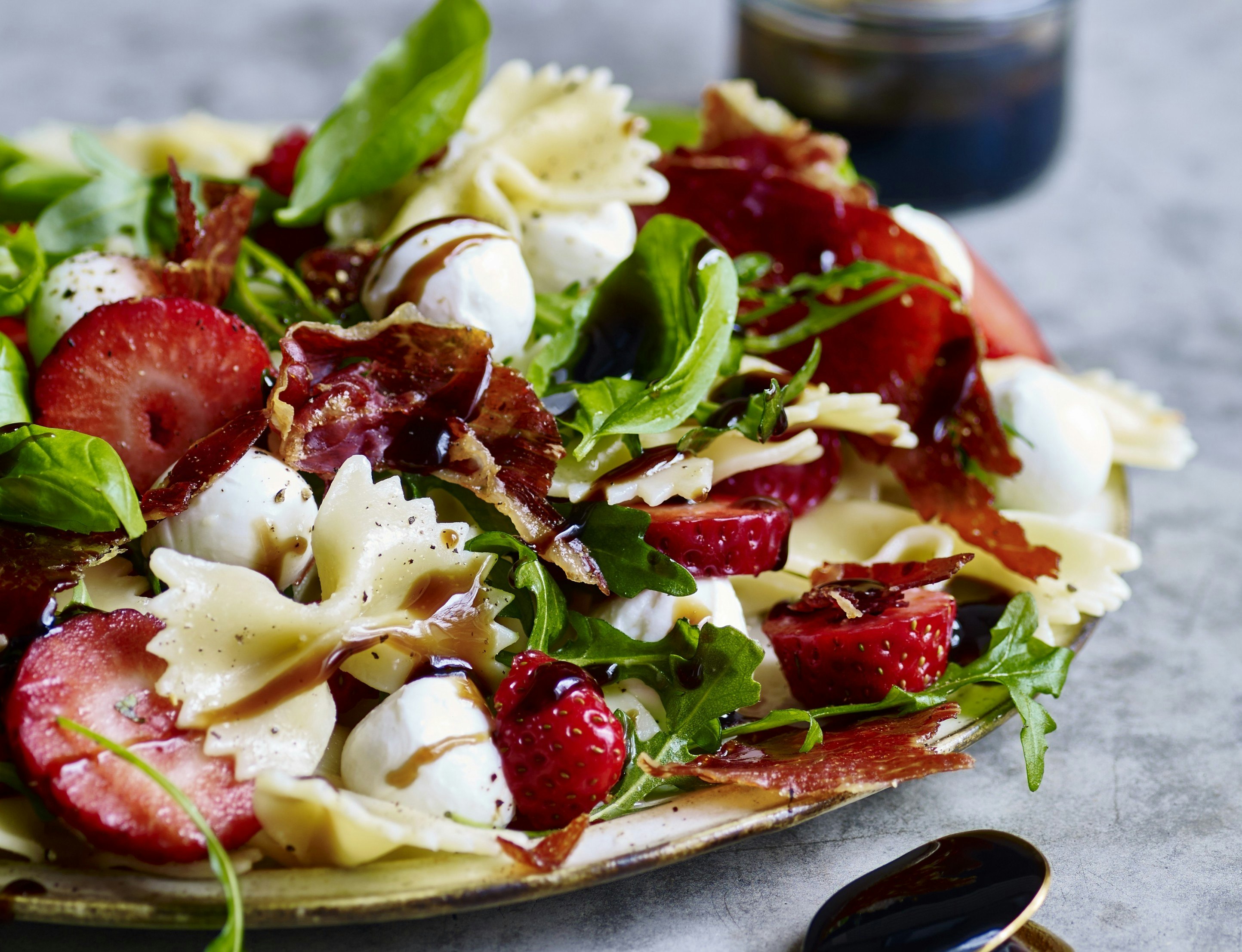 Italiensk pastasalat med jordbær og sprød serrano