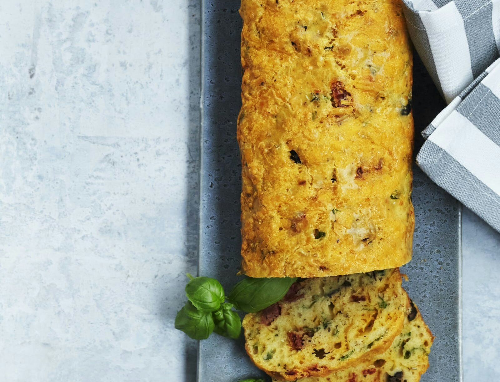 Italiensk picnicbrød med oliven og soltørrede tomater