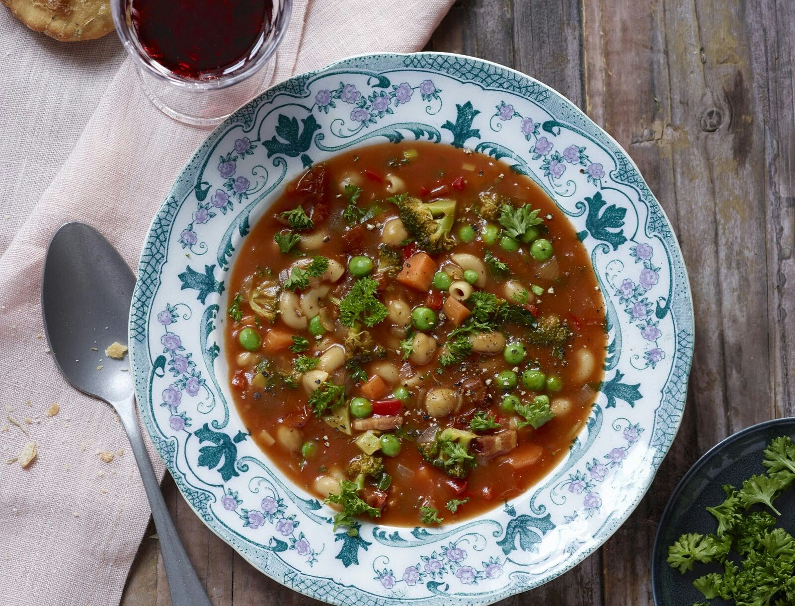 Italiensk suppe med bacon, kikærter og pasta