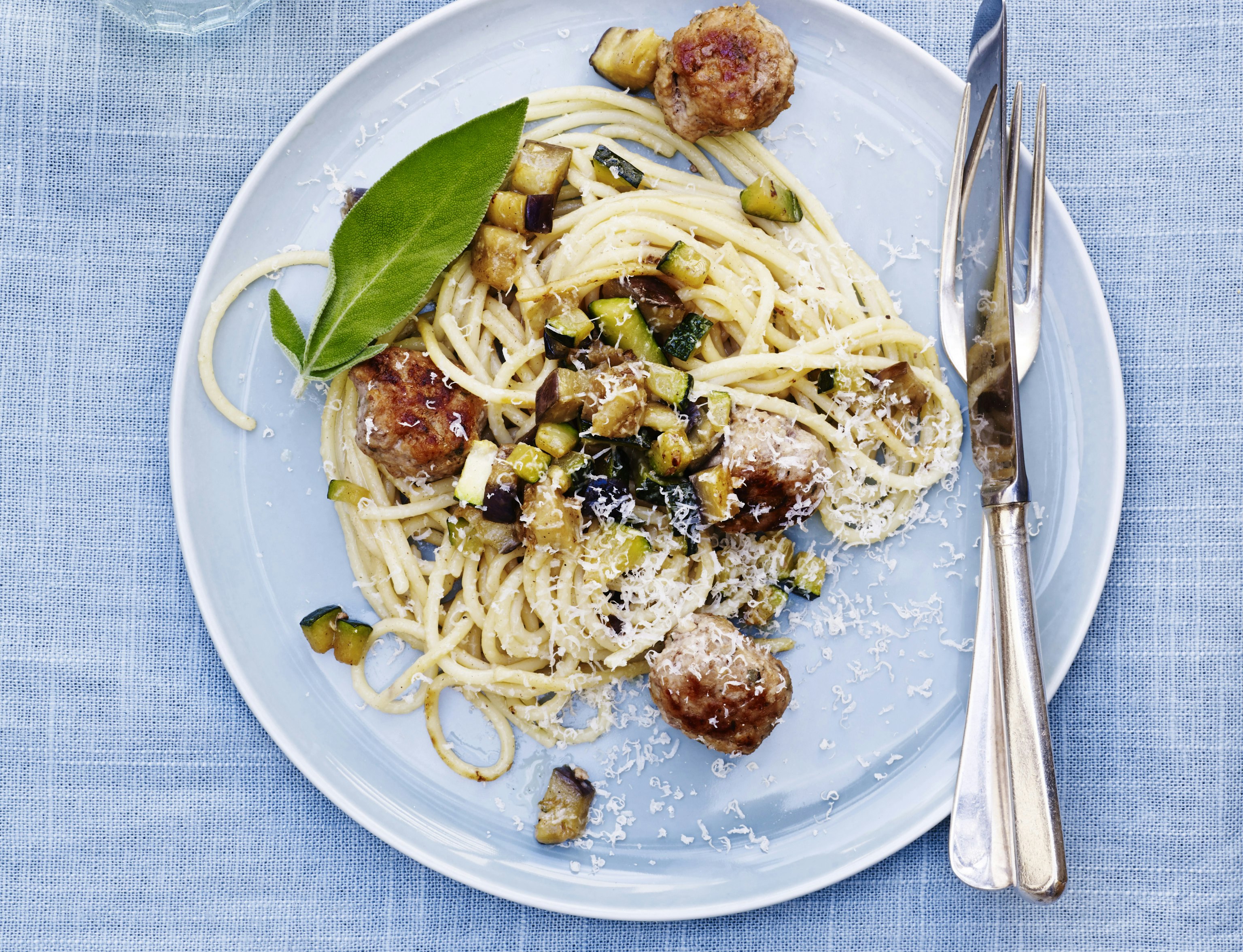 Italienske kødboller med grøntsagsspaghetti
