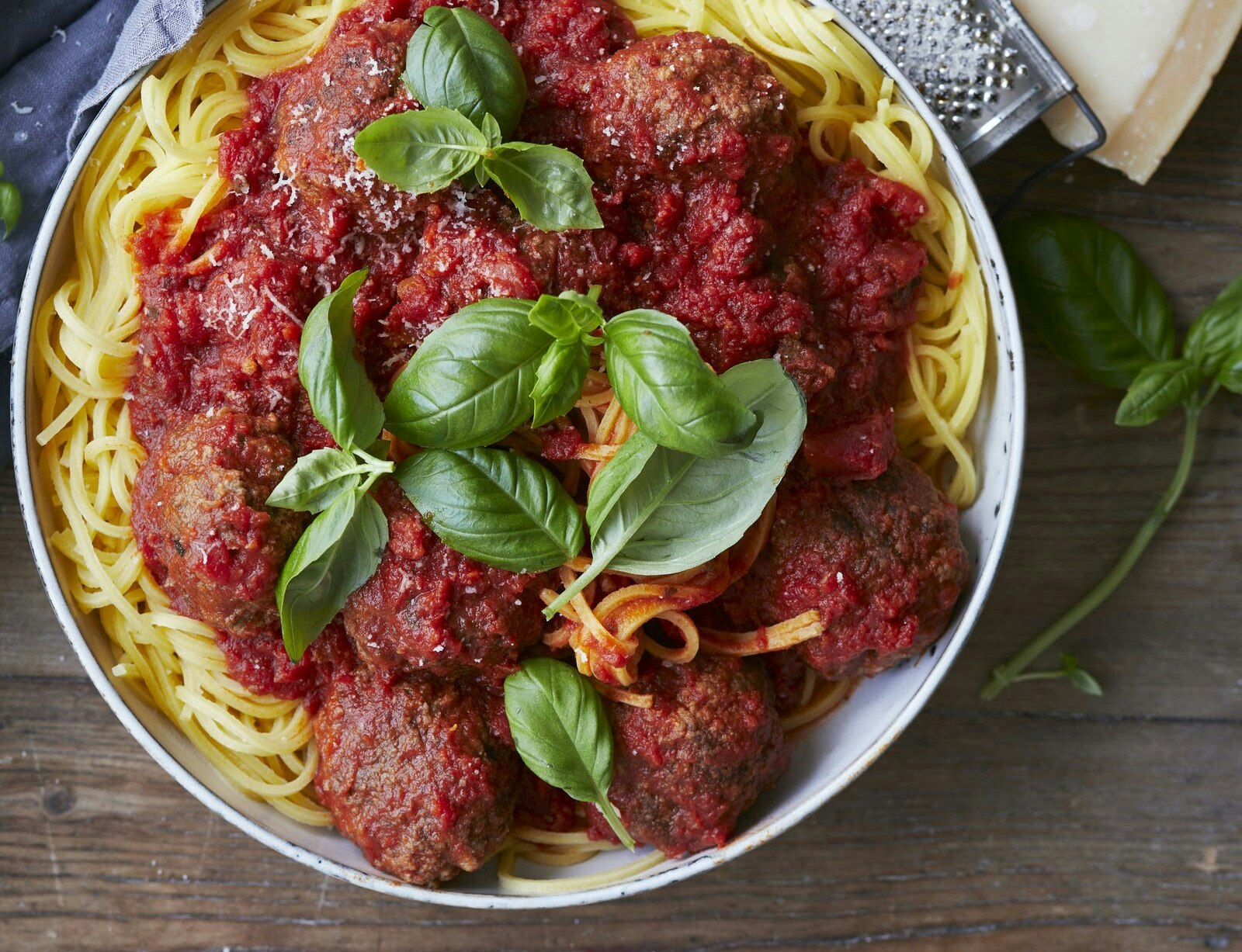 Italienske kødboller med spaghetti og tomatsauce