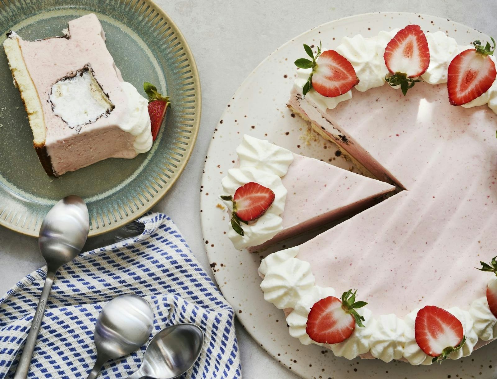 Jordbær-islagkage med flødeboller