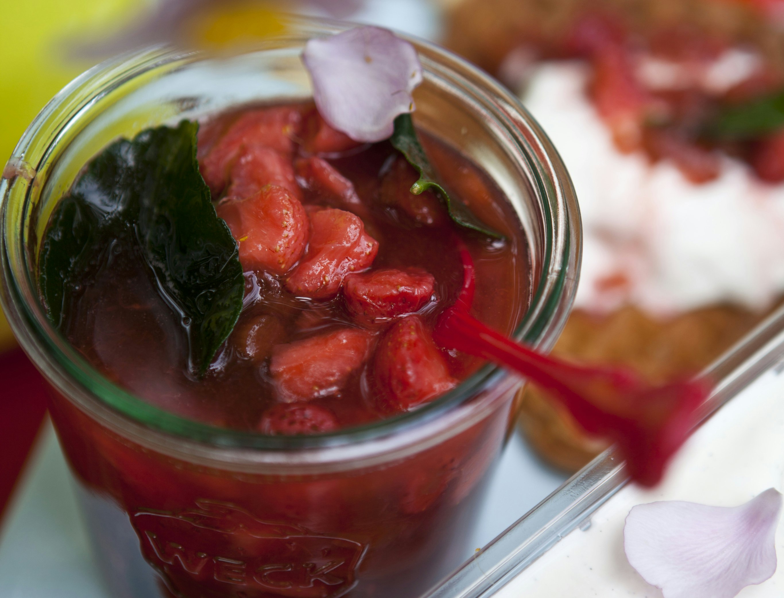 Jordbær-rabarber-kompot med limesmag