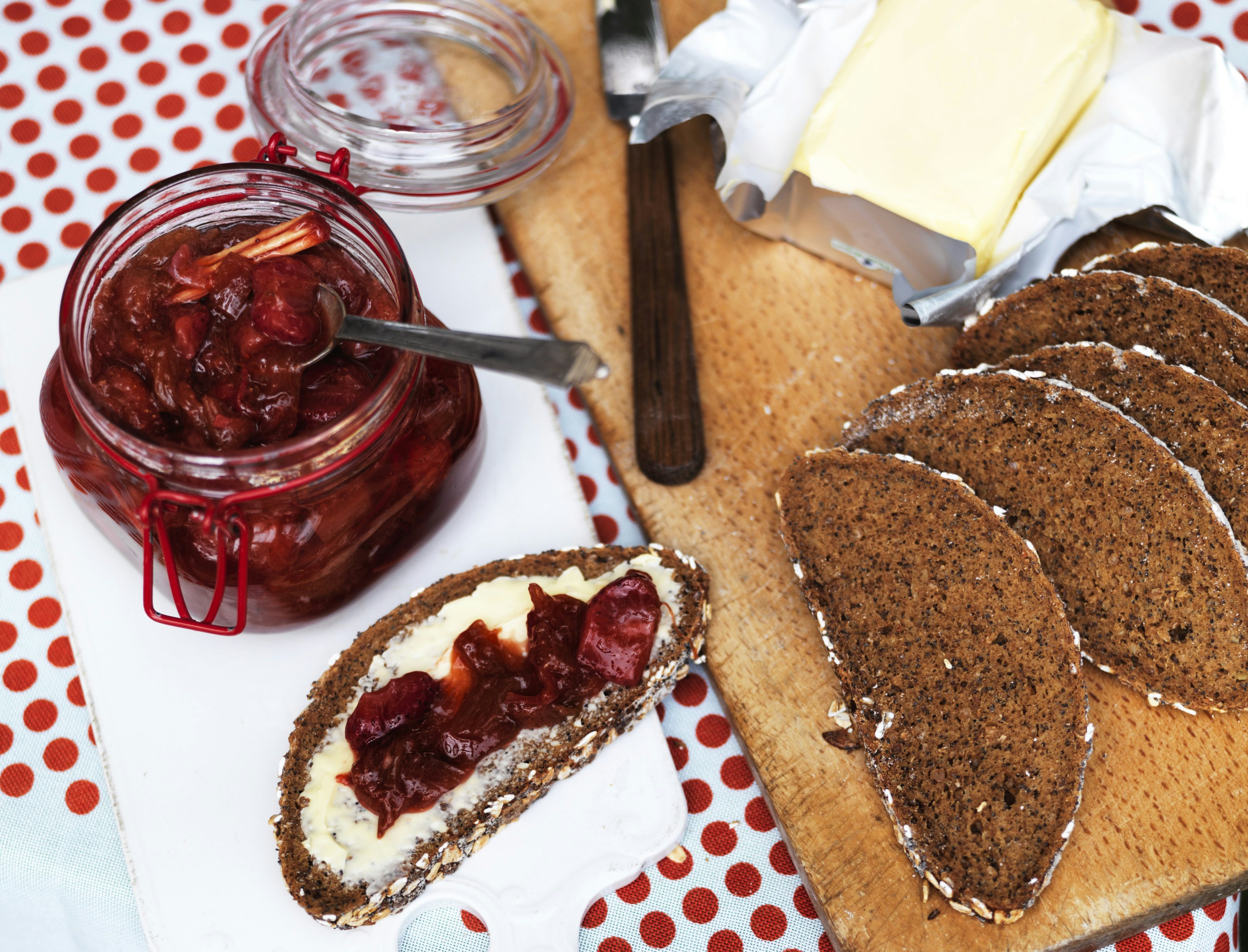 Jordbær-rabarber-marmelade med citrongræs og ingefær