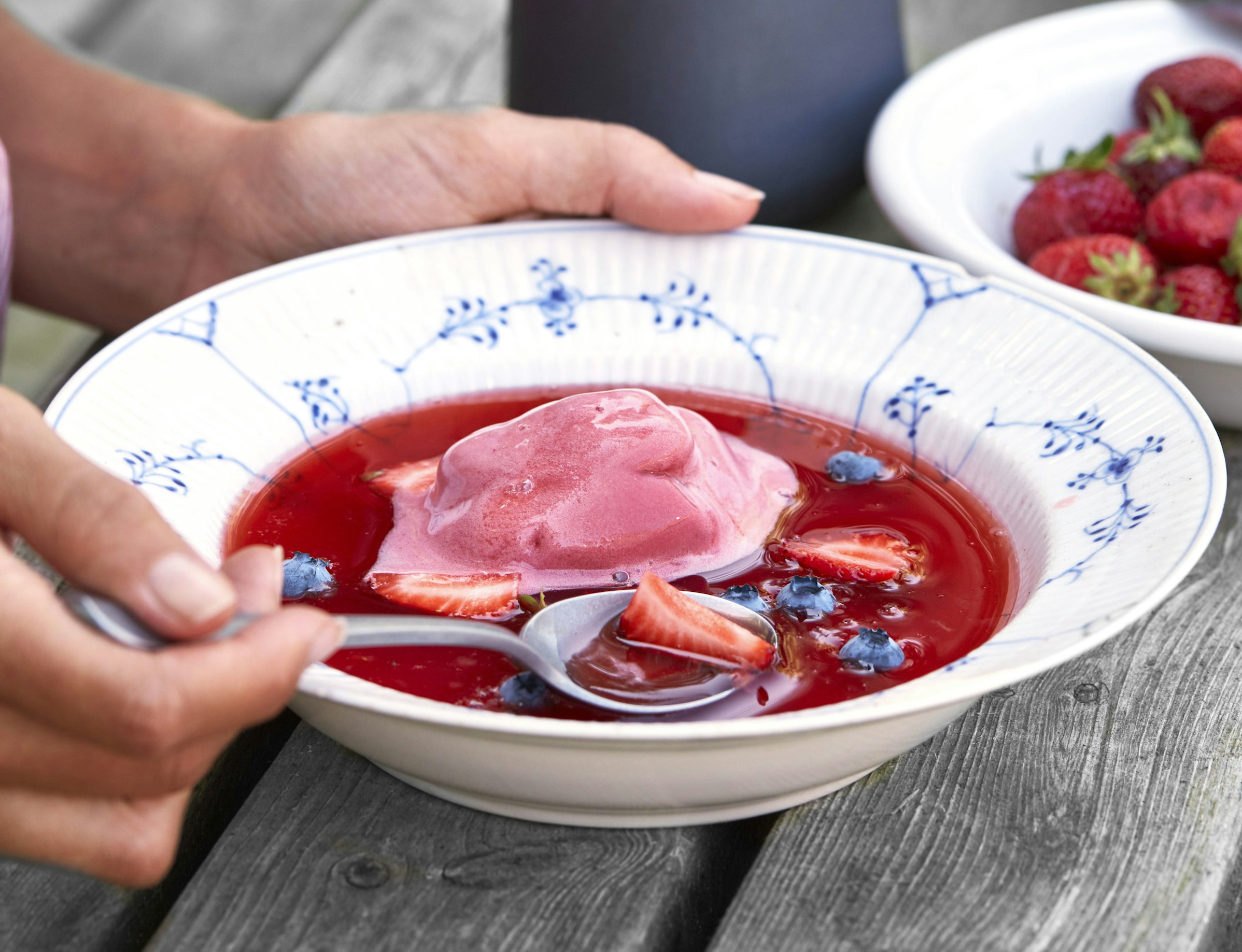 Jordbær-rabarber-suppe med is og bær