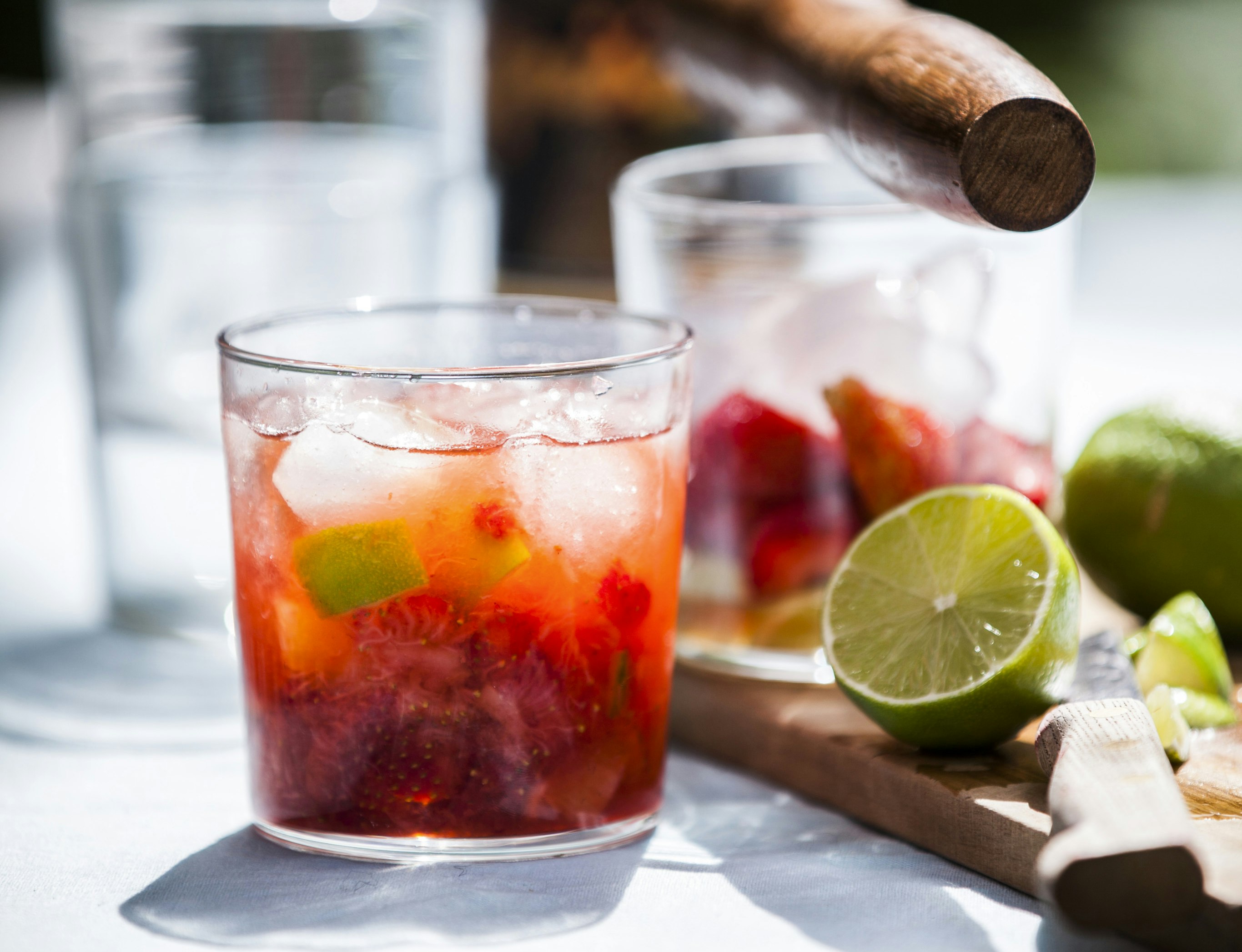 Jordbærcaipirinha med frisk mynte og limesaft