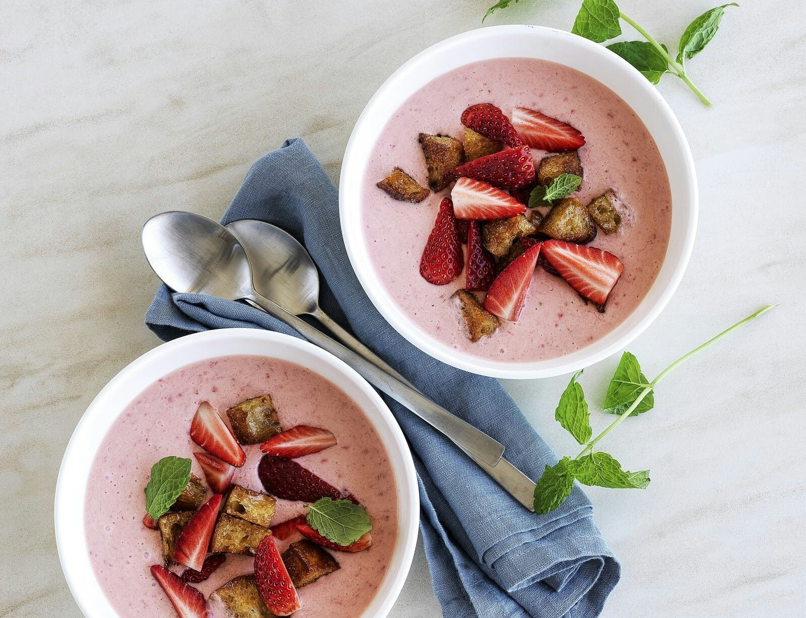 Jordbærkoldskål med honning-croutoner