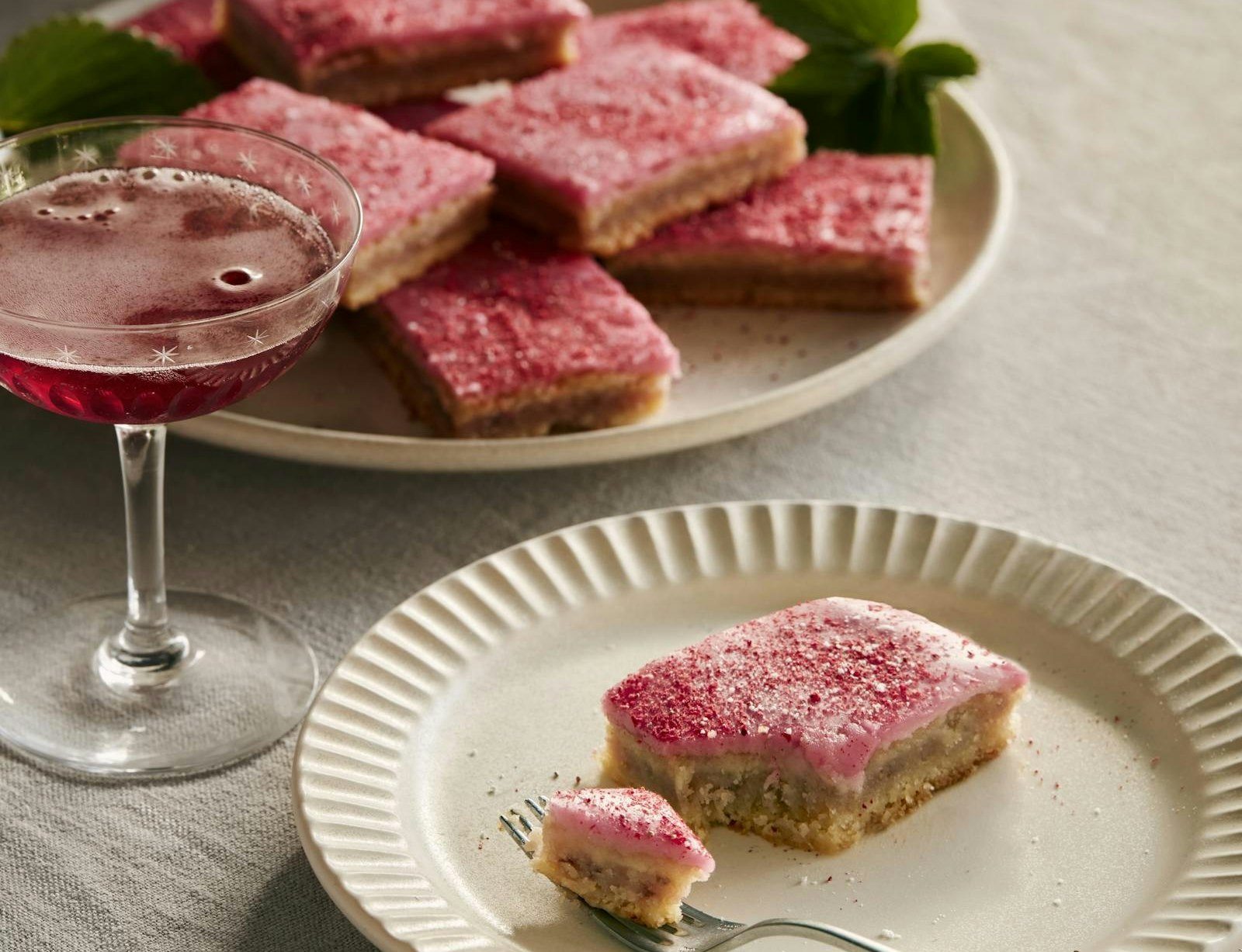 Jordbærsnitter med marcipan og glasur