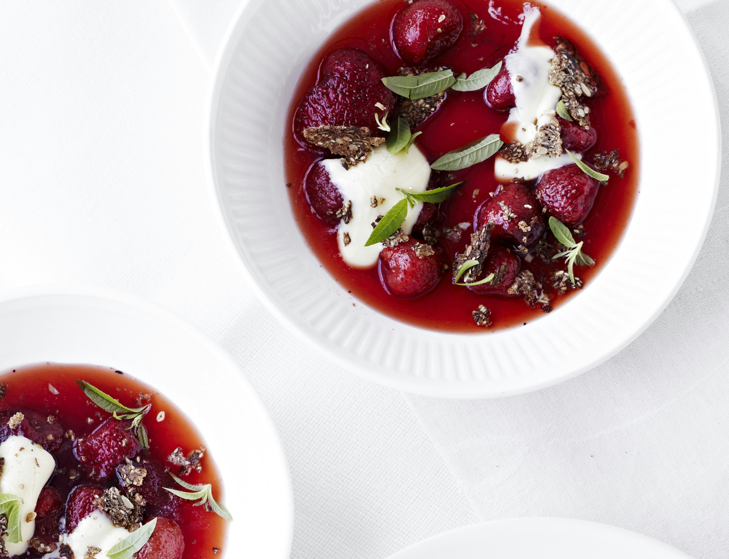 Jordbærsuppe med hvid chokoladecreme og crunch