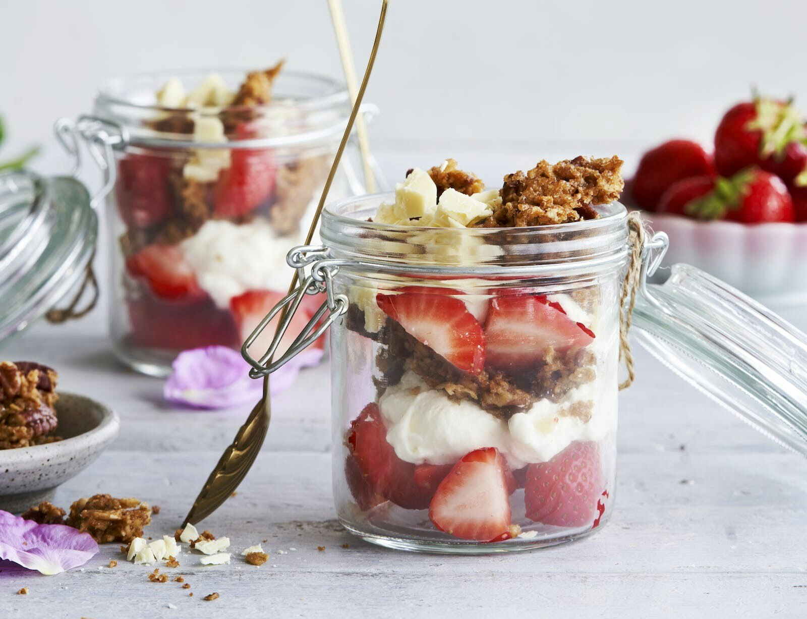 Jordbærtrifli med pekannøddecrunch