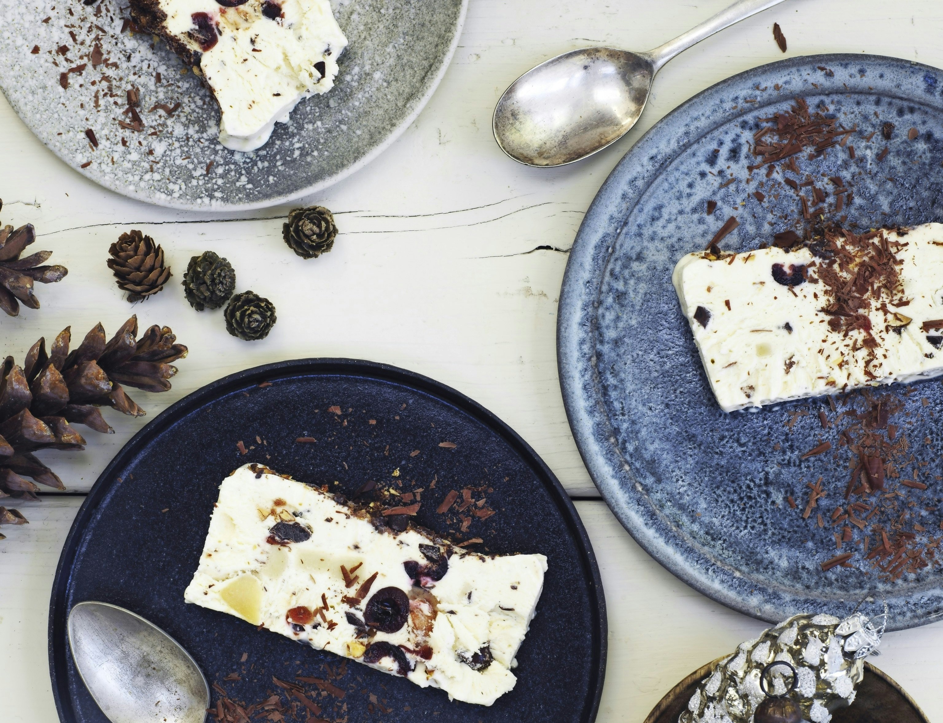 Juleis med marcipan, brændte mandler og kirsebær