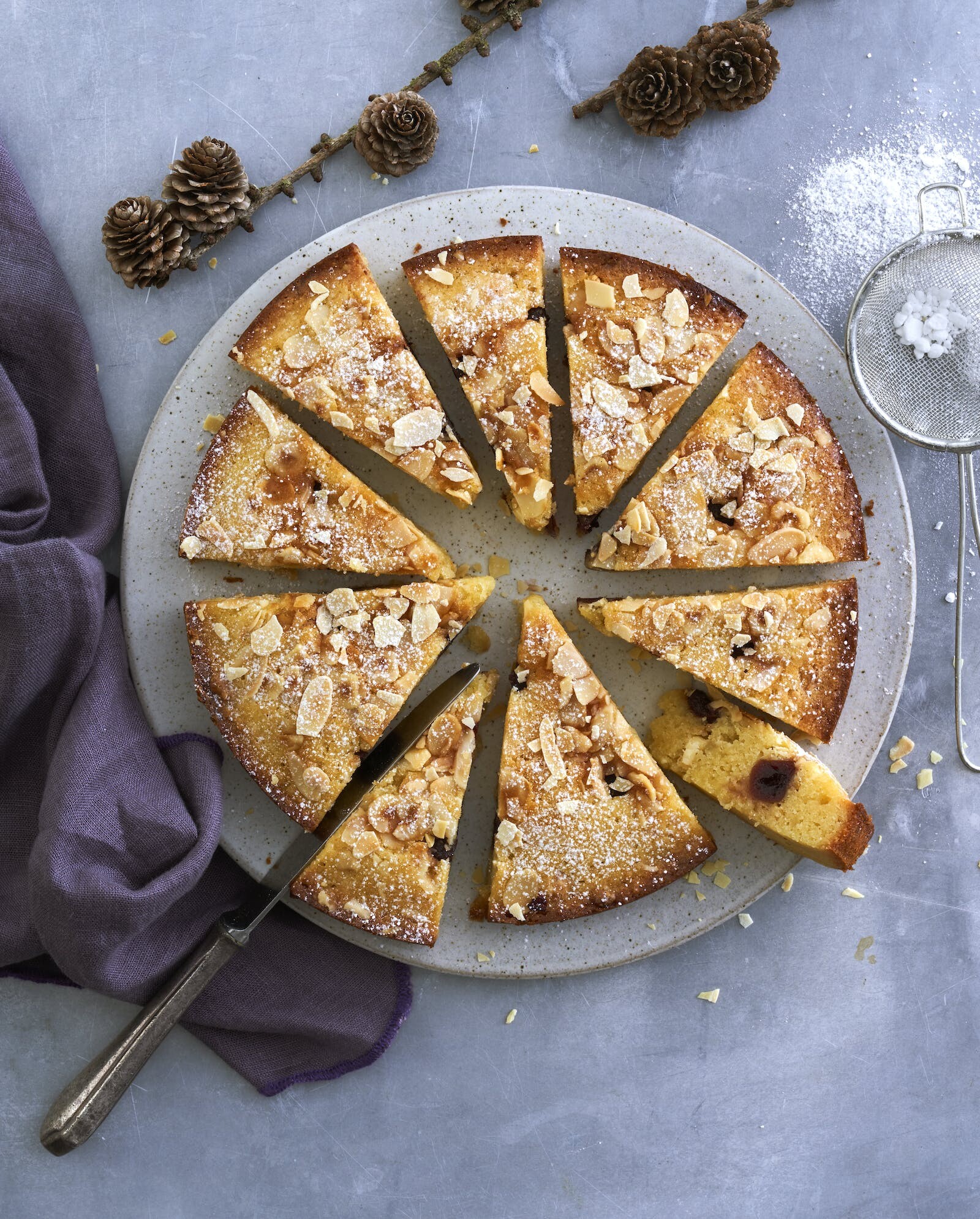 Julekage med marcipan, hvid chokolade og kirsebær | SPIS BEDRE Julekage med marcipan, hvid chokolade og kirsebær | SPIS BEDRE