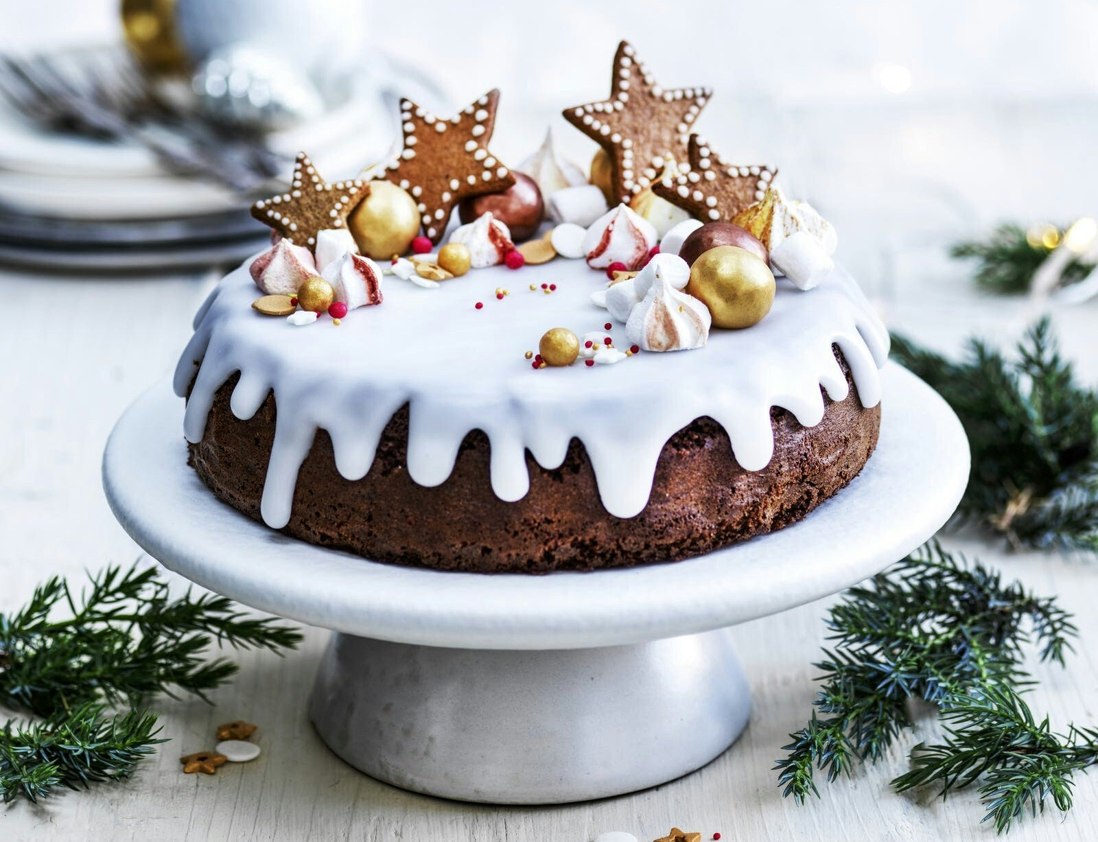 Julekage med tyttebærsyltetøj og glasur