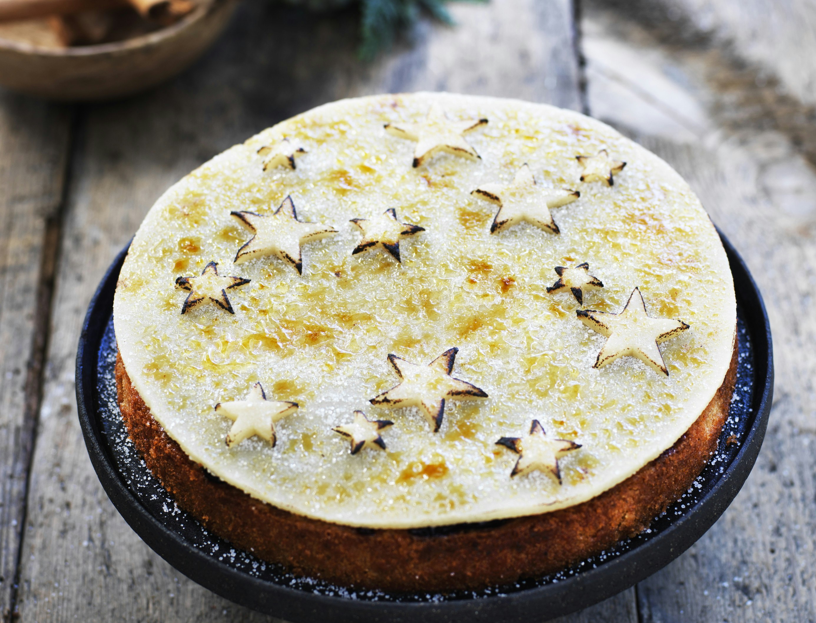 Julekrydret marcipankage med stjerner