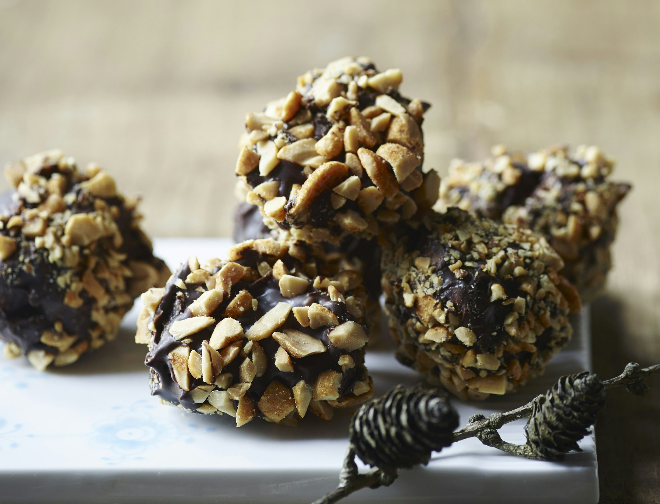 Julekugler med nougat og peanuts