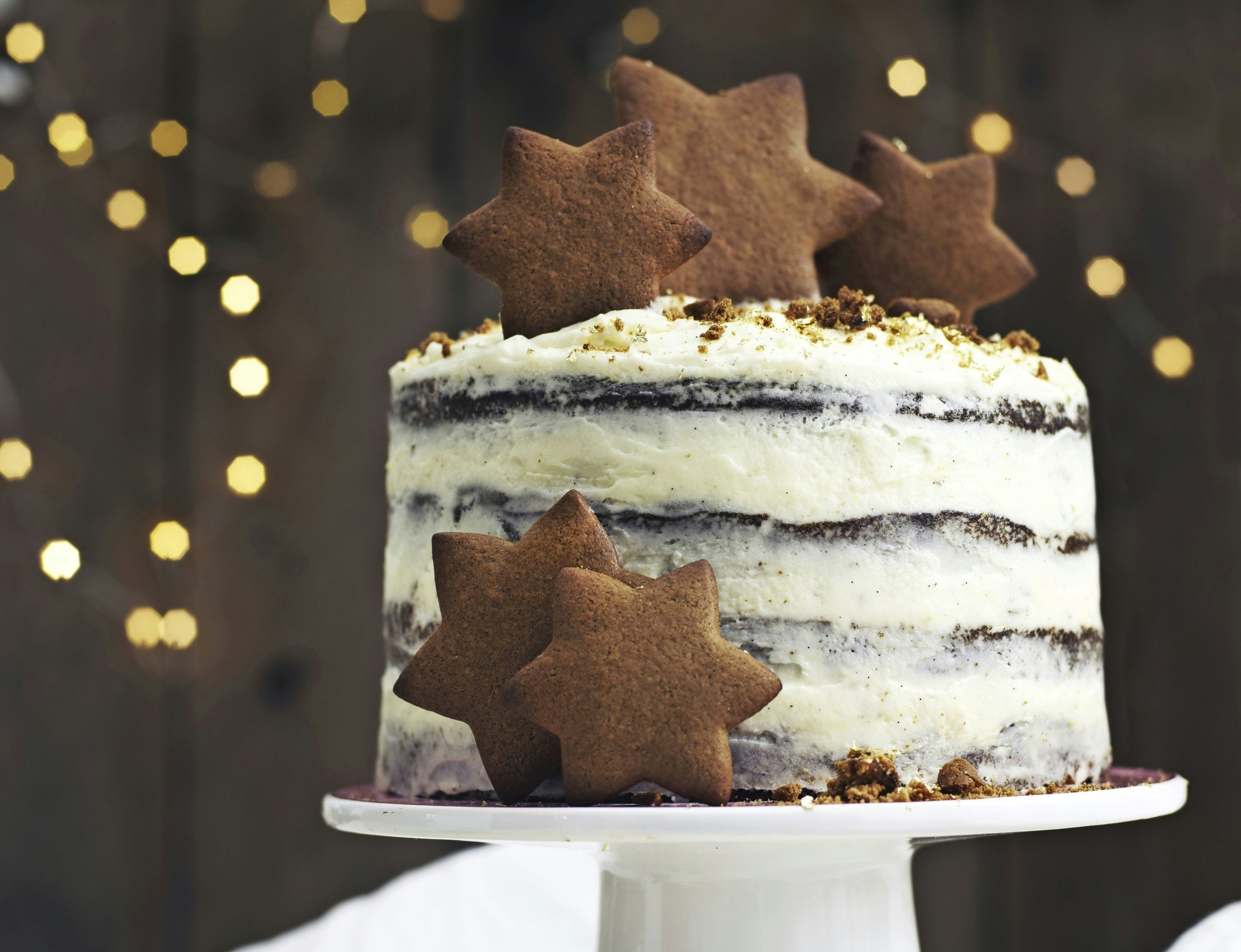 Julelagkage med frosting og brunkagestjerner