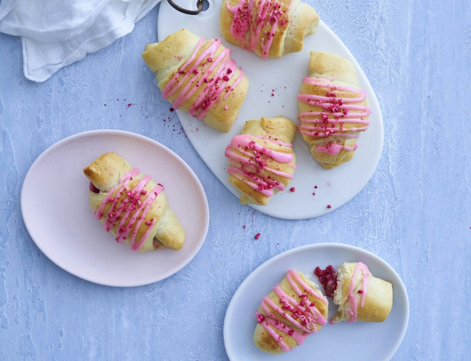 Kærnemælkshorn med marcipan og hindbær