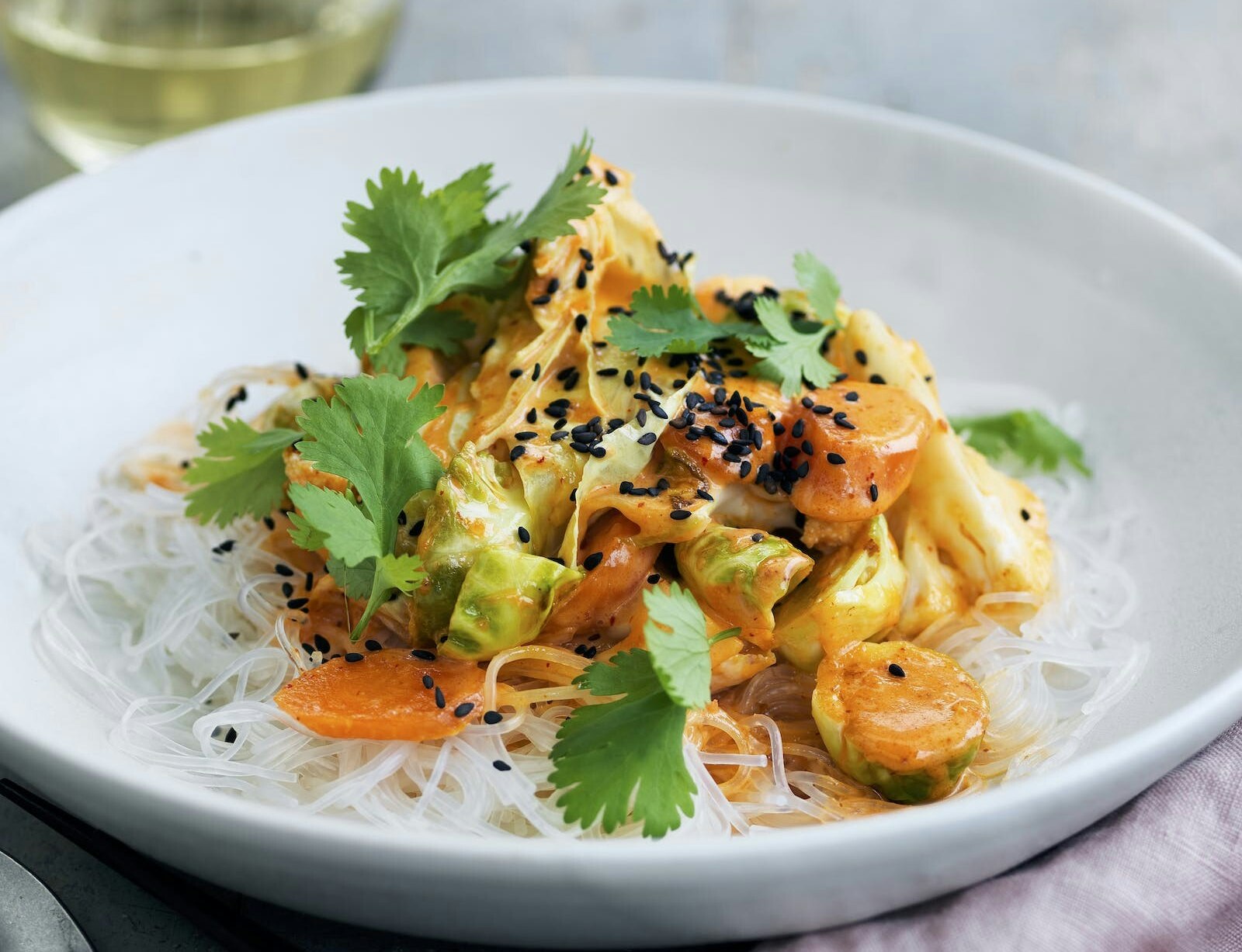 Kål i rød karry med nudler