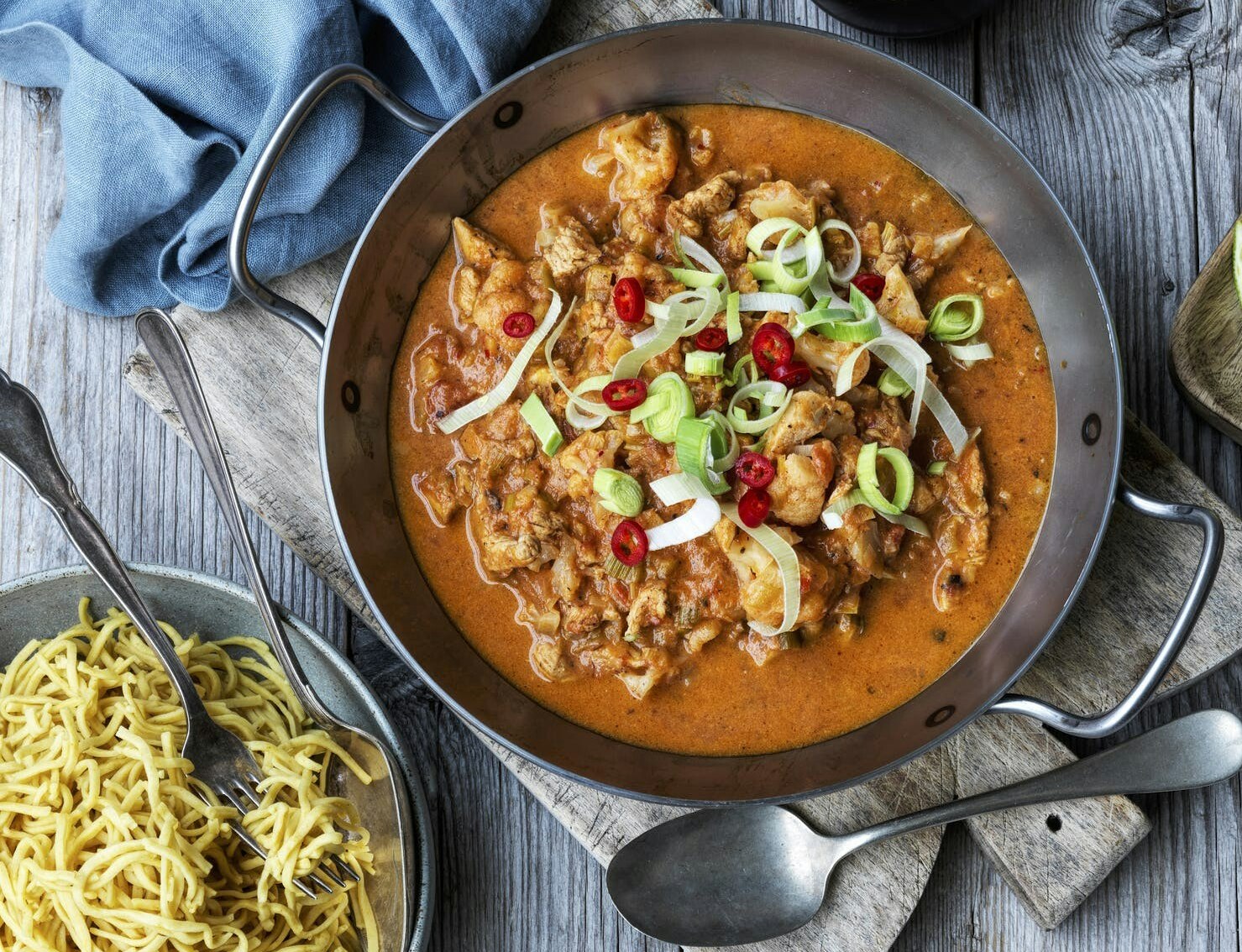 Kalkun i rød karry med blomkål og nudler