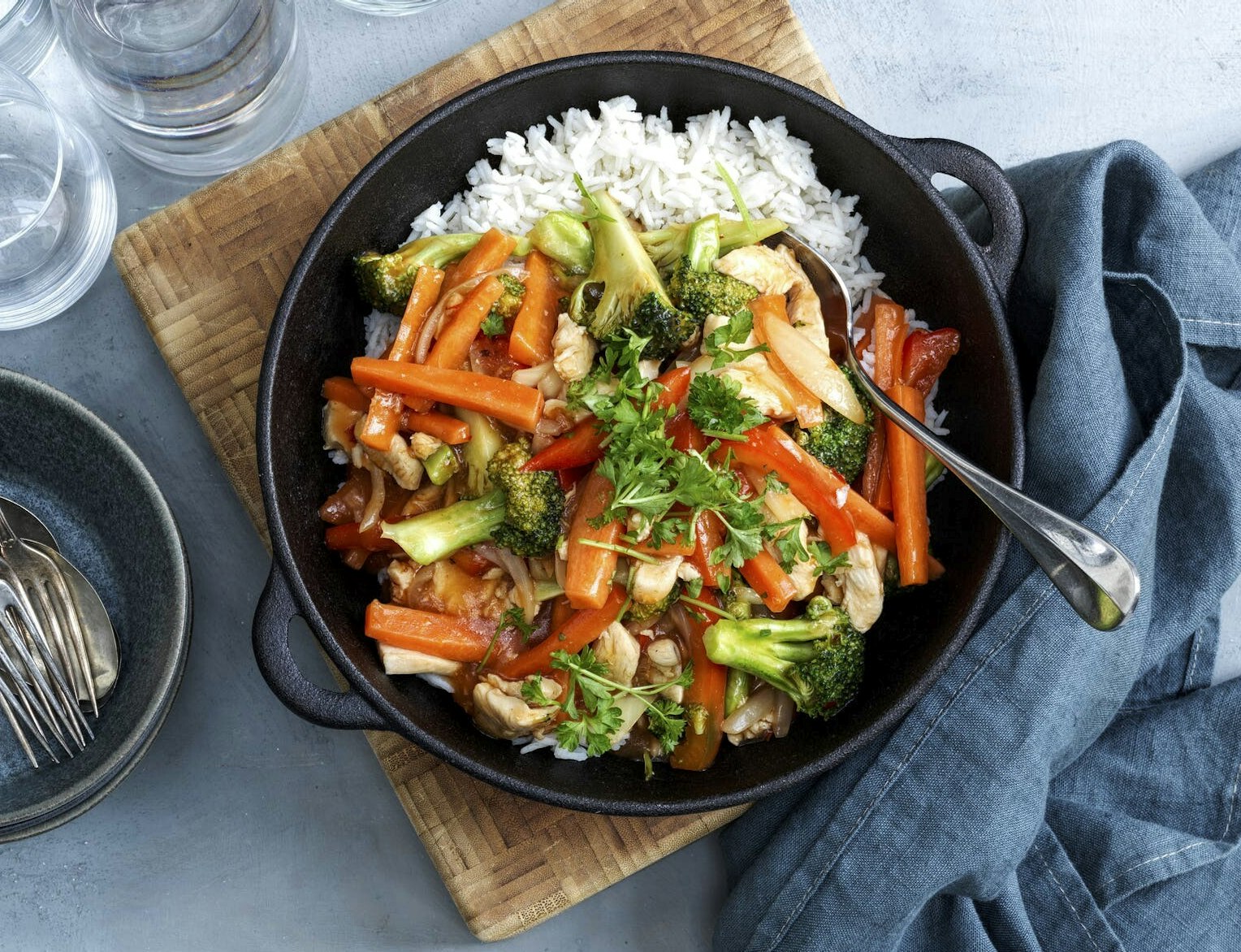 Kalkun i wok med grøntsager og sursød-sauce