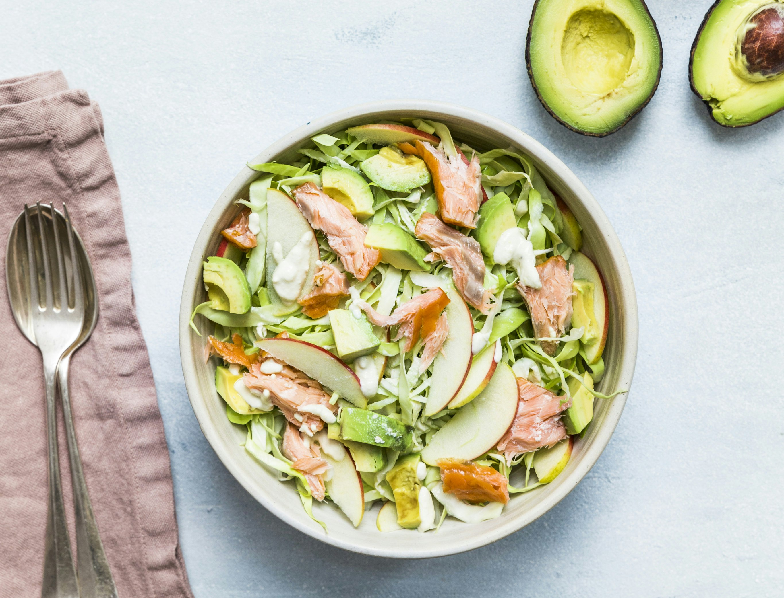 Kålsalat med laks og cashew-dressing