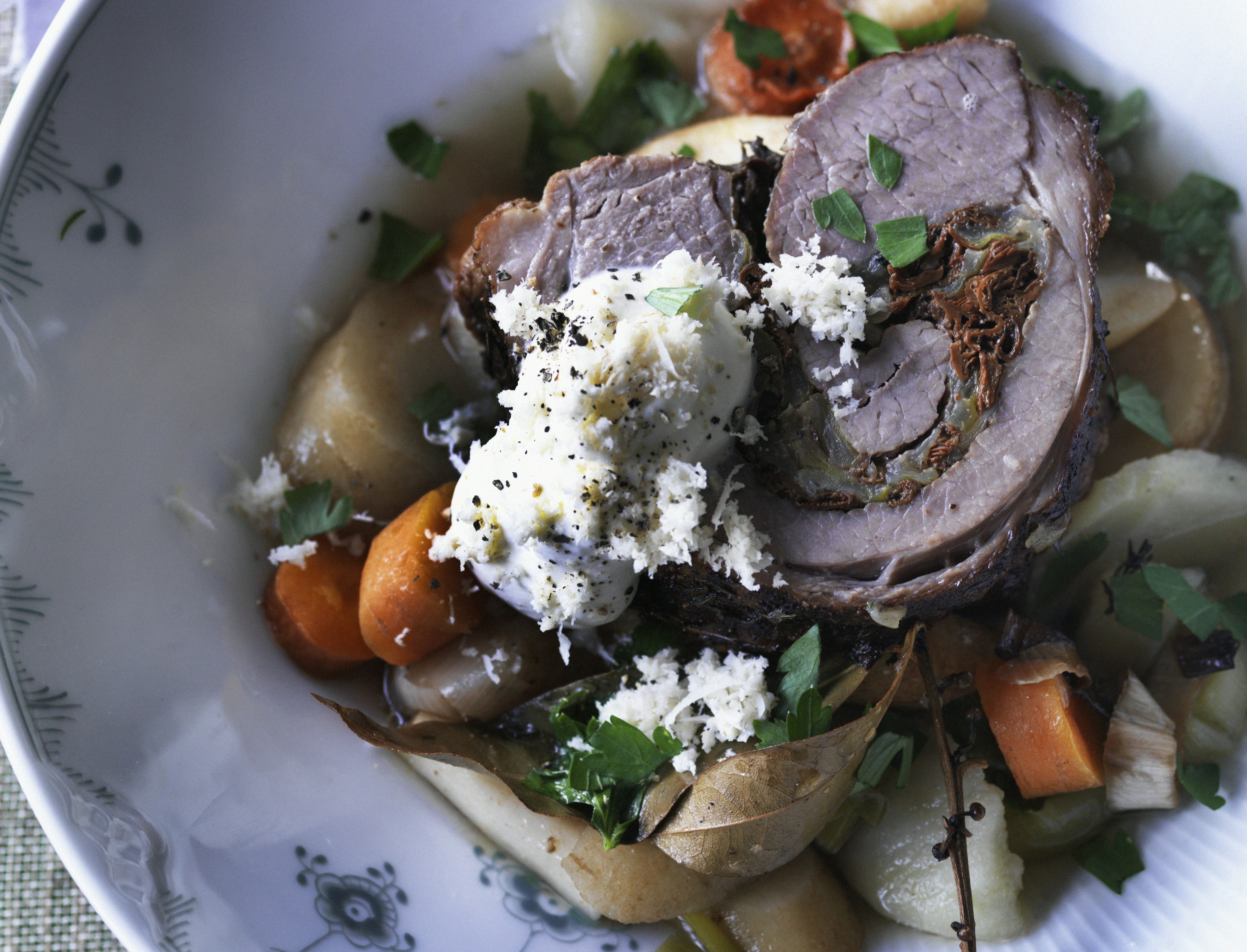 Kalvebryst med svampe, bouillonkartofler og peberrodscreme