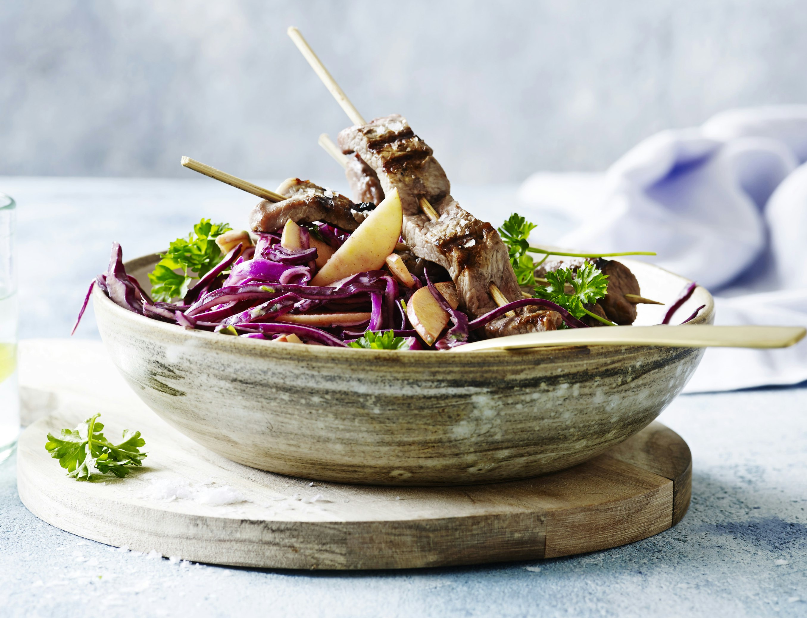 Kalvekødsspyd og spidskålsslaw med paprikadressing