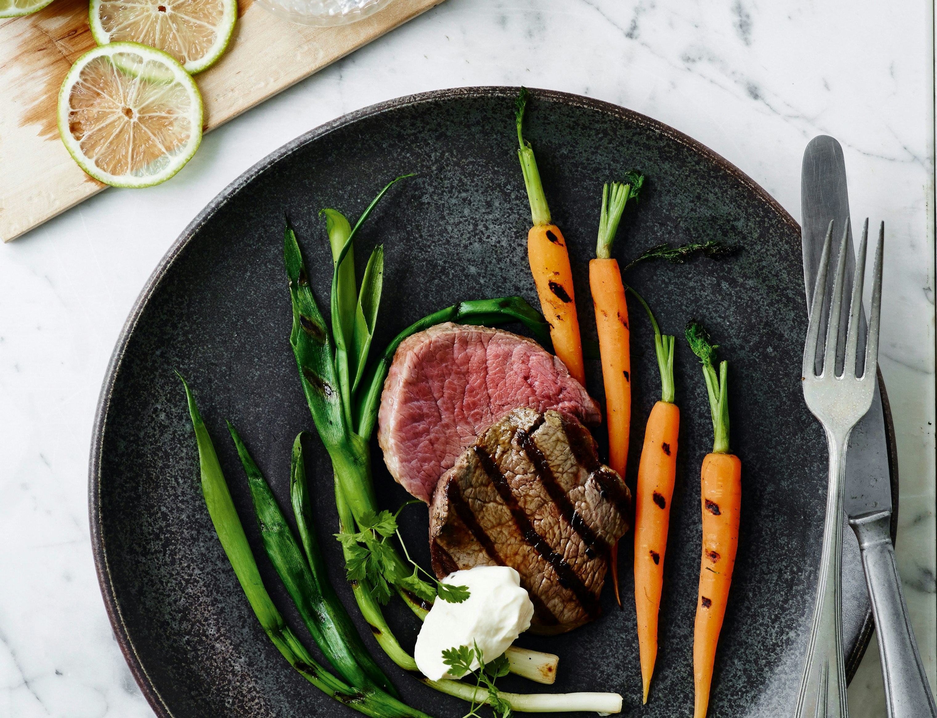 Kalvemedaljon med grillet grønt og rygeostcreme