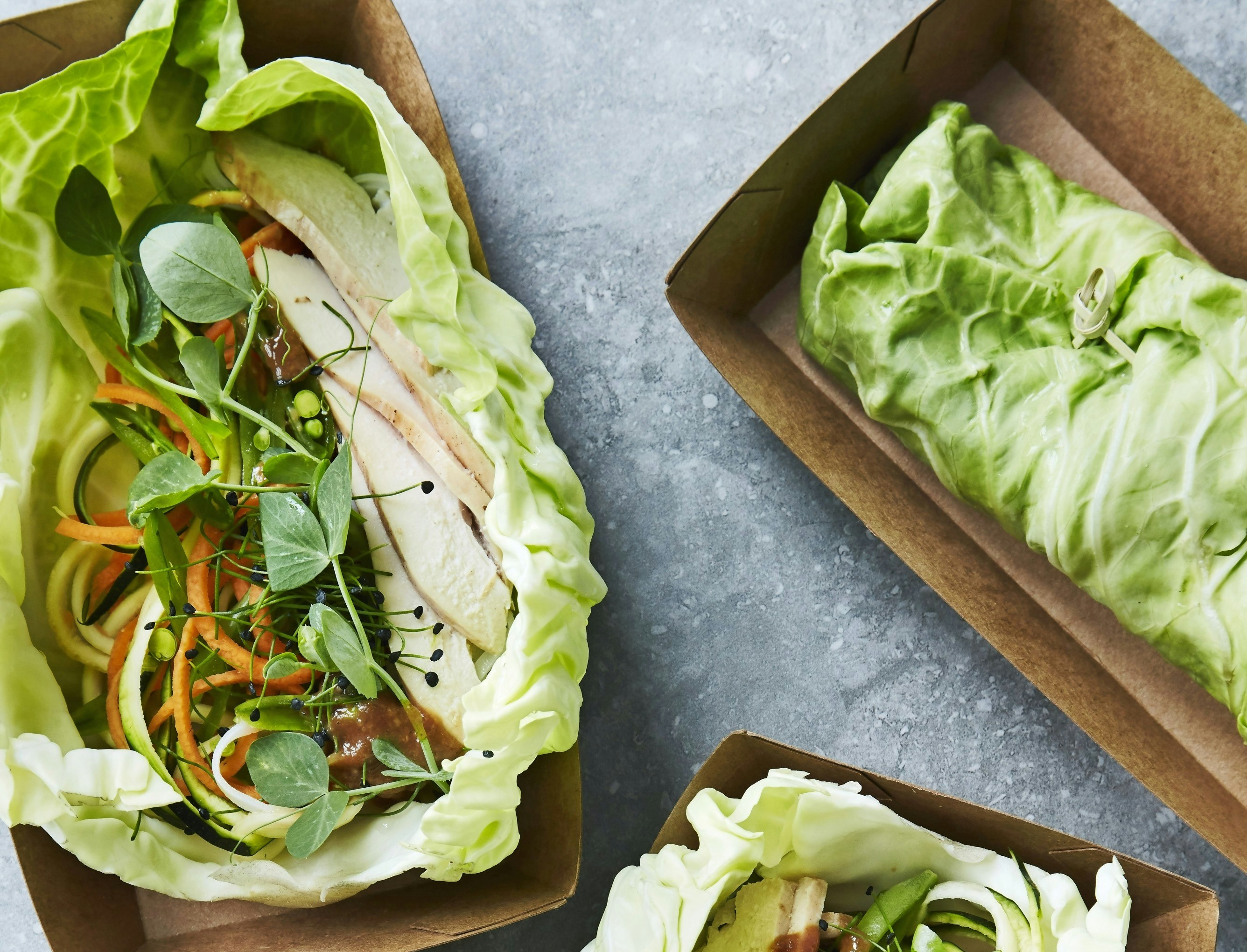 Kålwraps med kylling, nudler og sojadressing