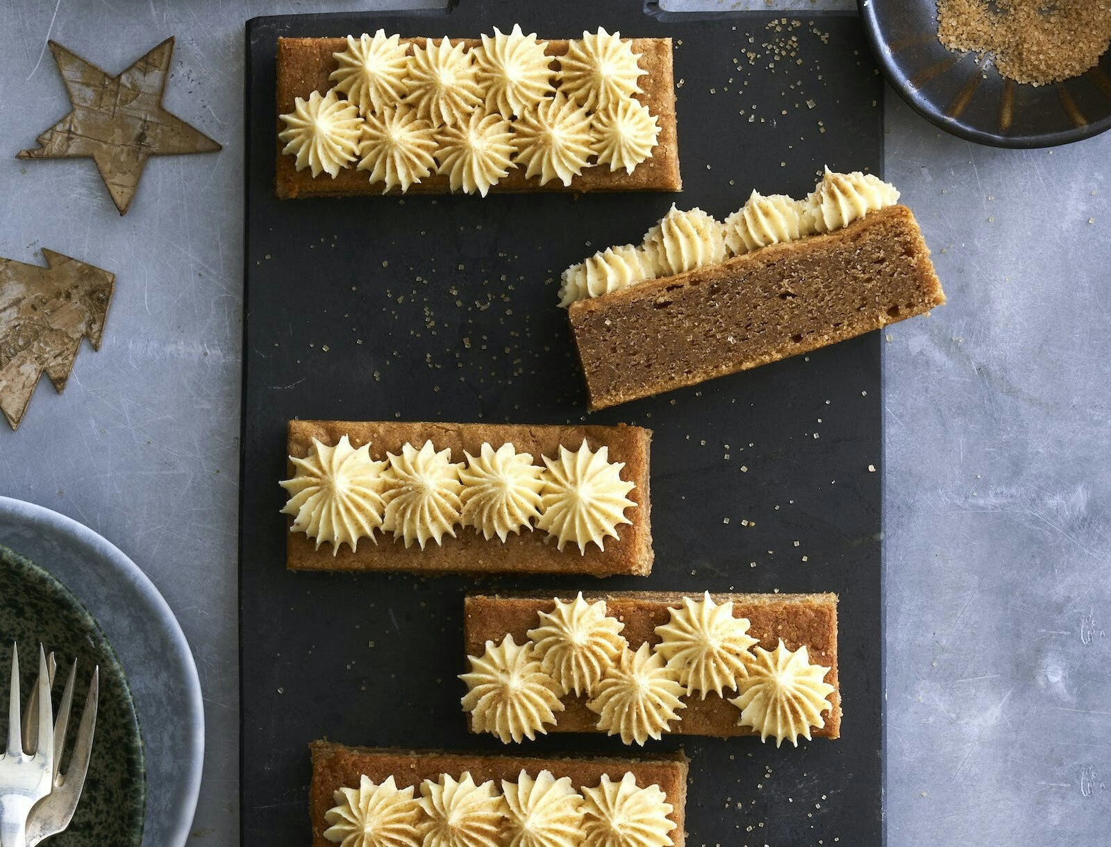 Kanelkage med hvid chokoladecreme