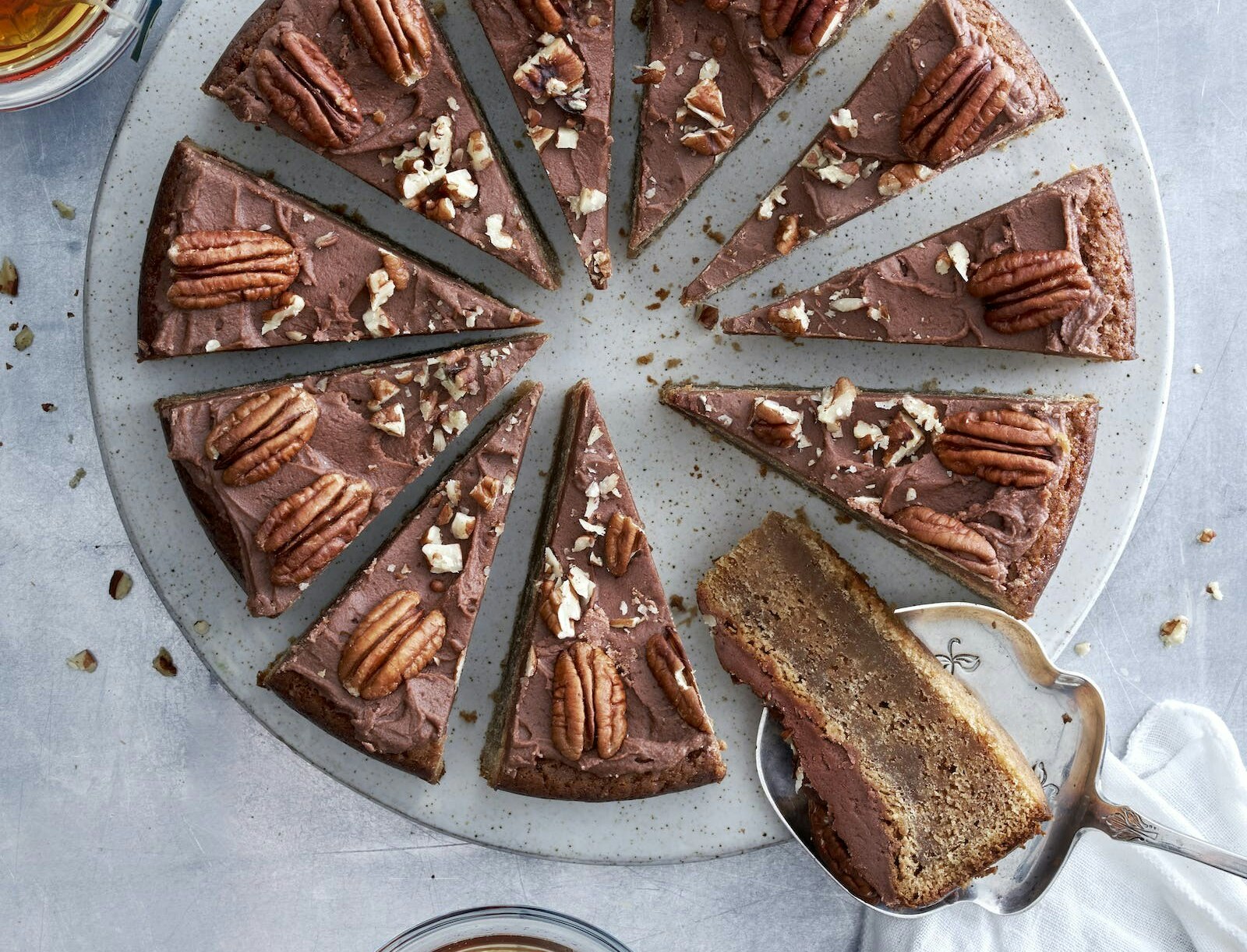 Kanelkage med kakaofrosting