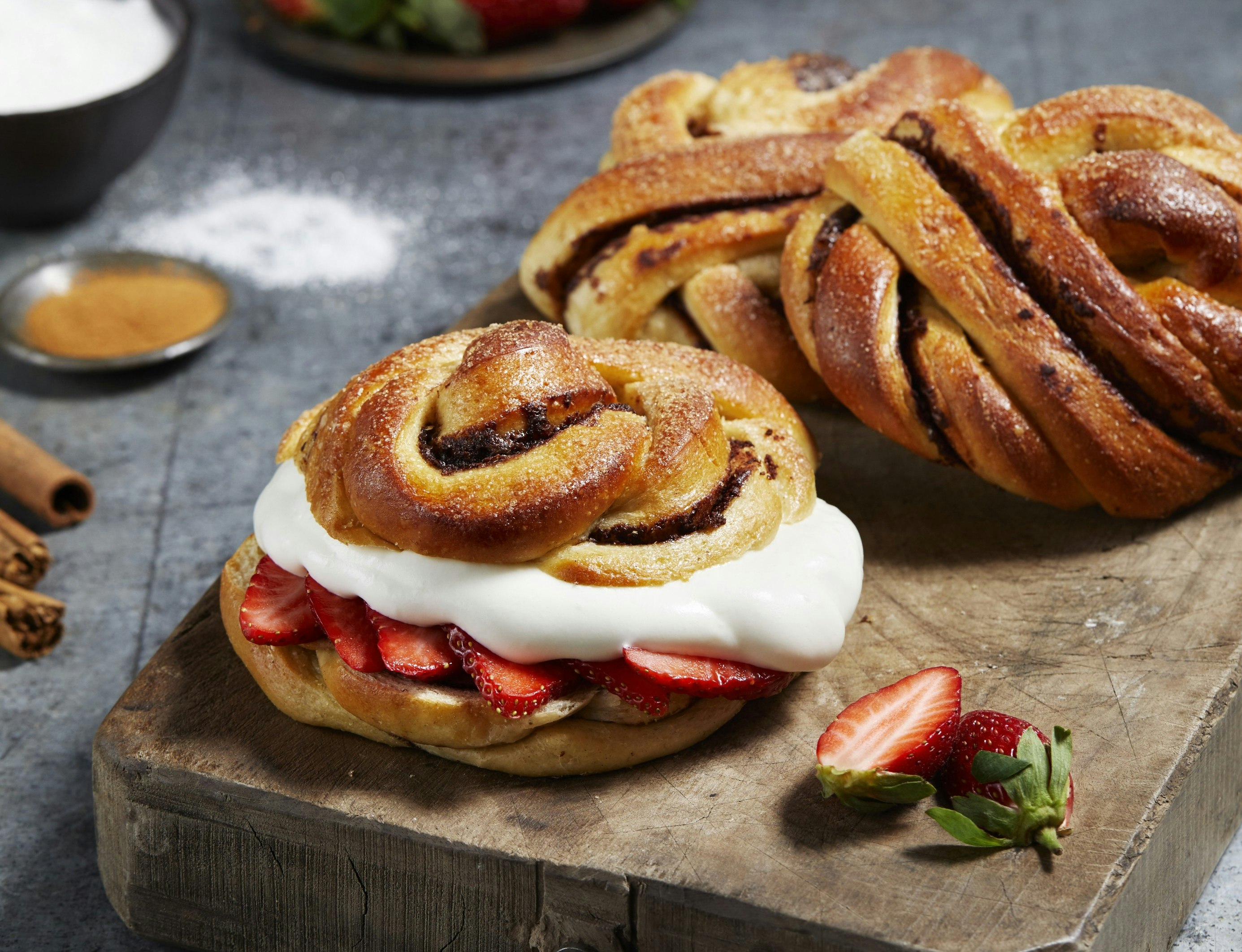 Kanelknuder med vaniljecreme og jordbær