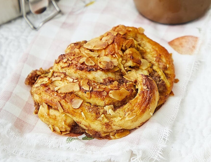 Kanelsnurrer med æble og marcipan