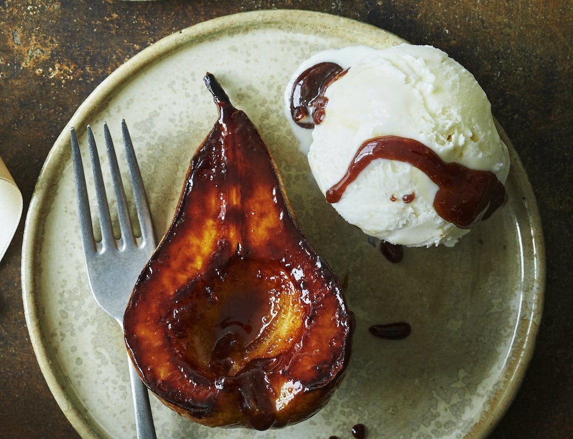 Karamelliserede pærer med vaniljeis