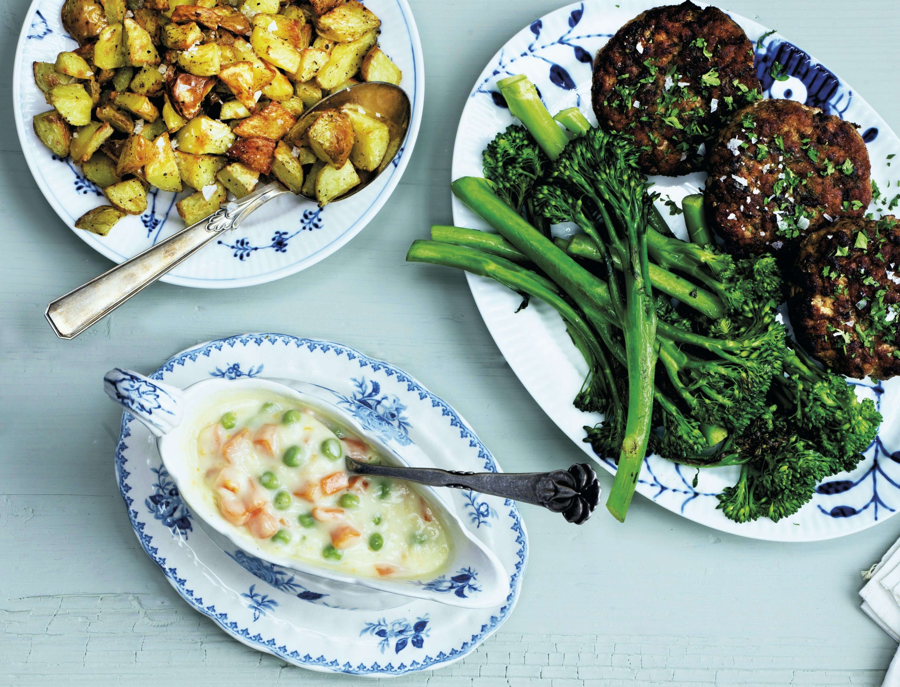 Karbonader med stuvede grøntsager og stegt aspargesbroccoli