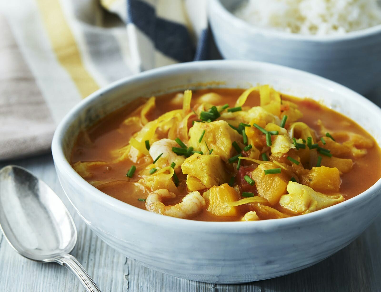 Karrysuppe med fersken, torsk og rejer