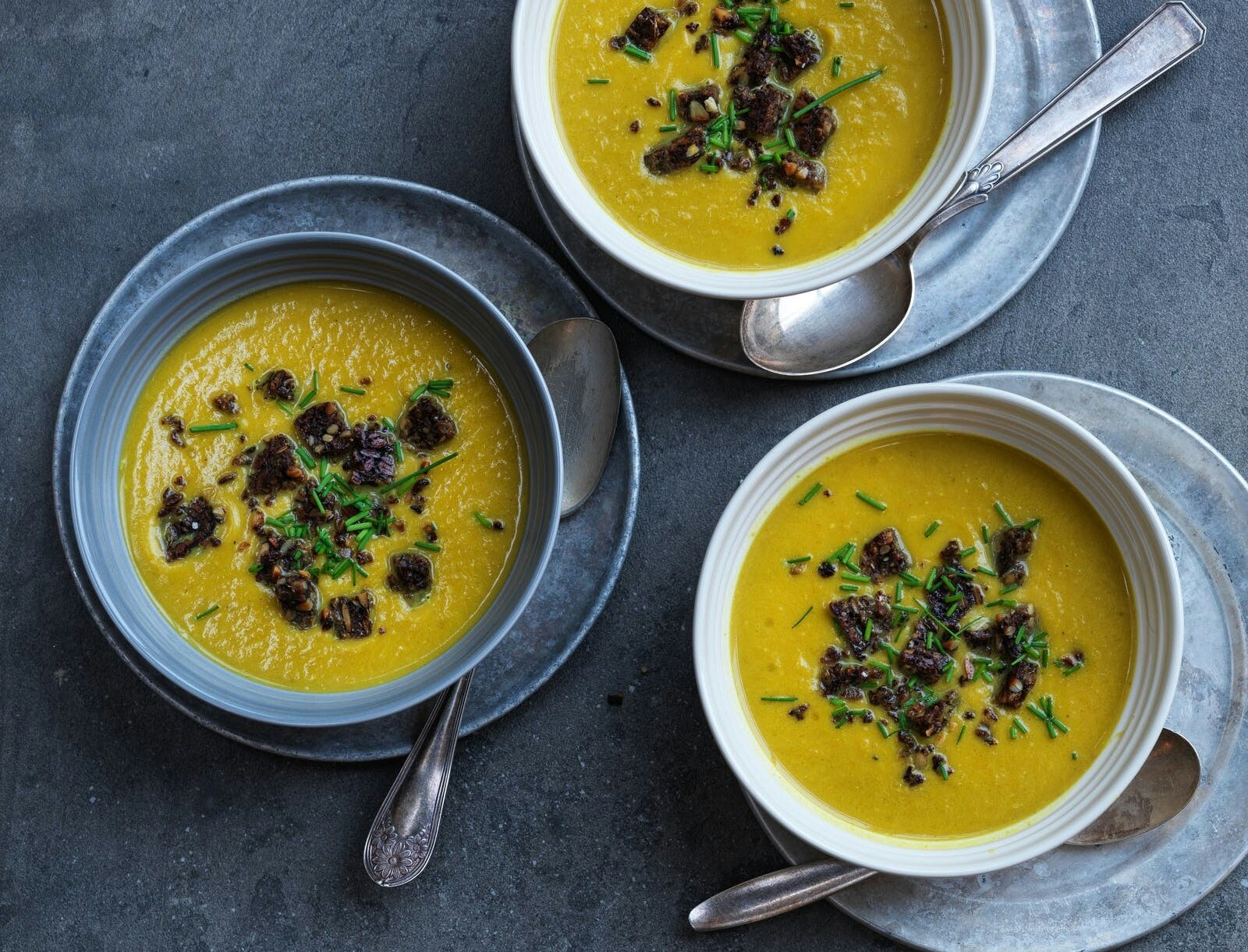 Karrysuppe med sprøde rugbrødscroutoner