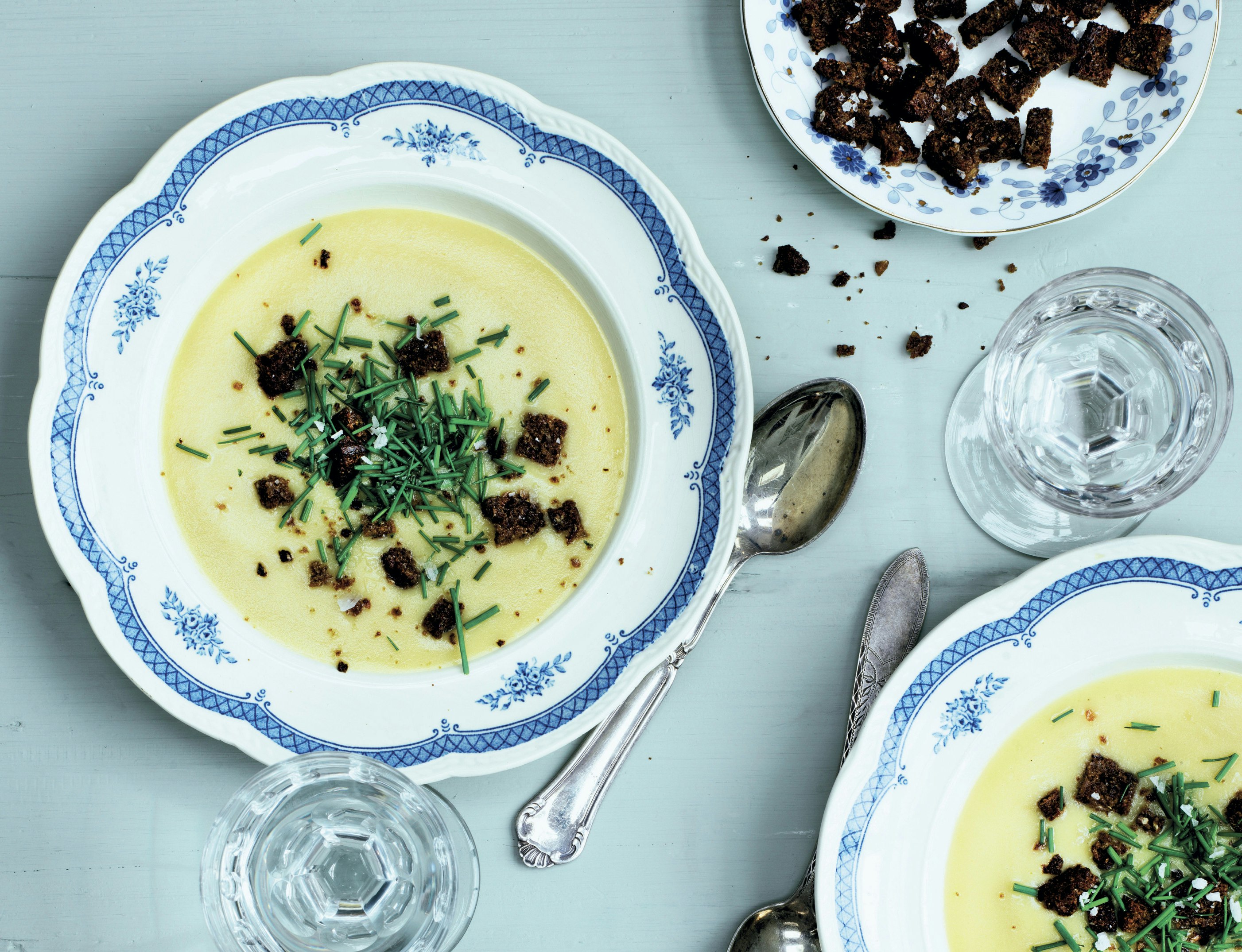Kartoffel-porre-suppe med purløg og sprøde rugbrødscroutoner
