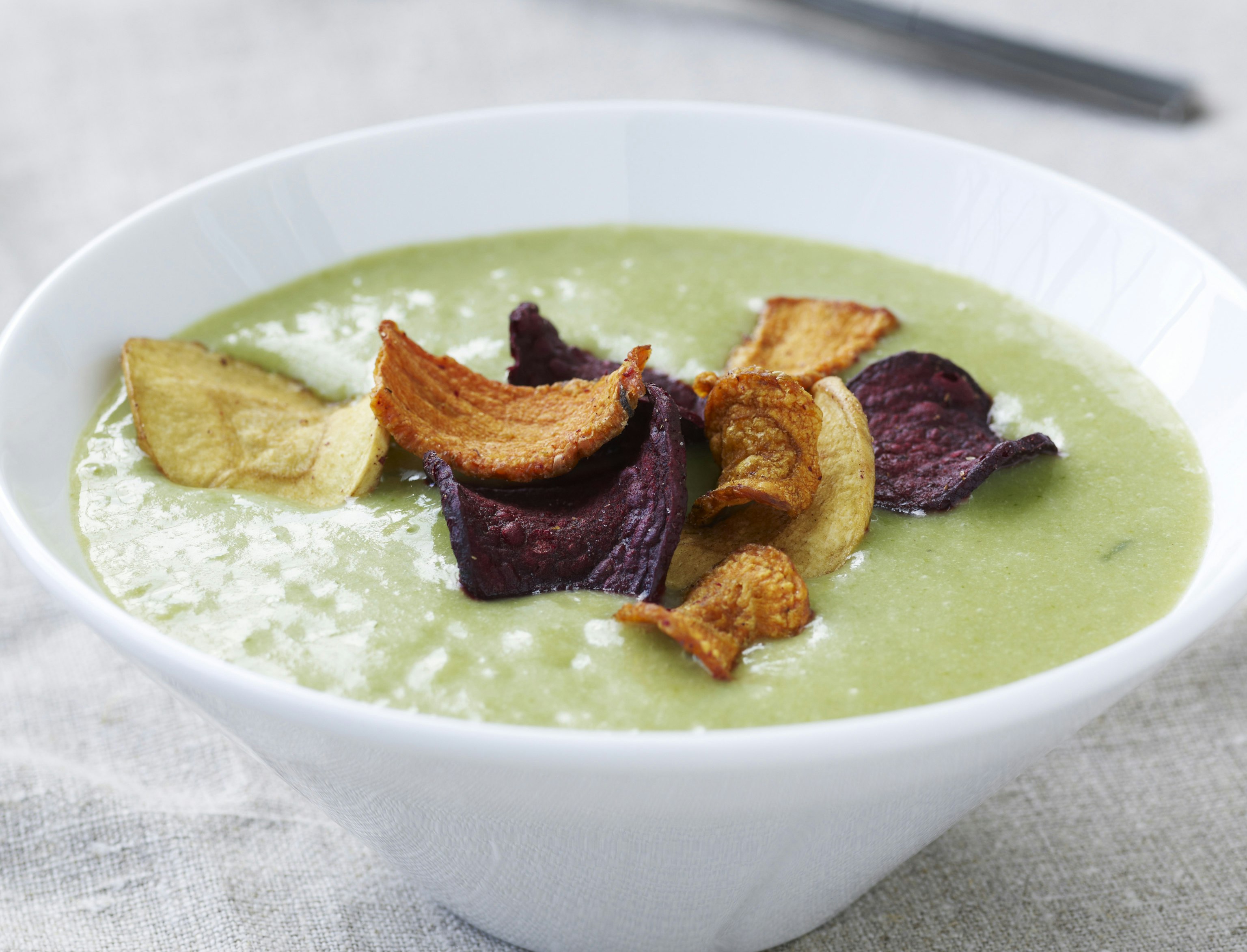 Kartoffel-porre-suppe med rodfrugtchips