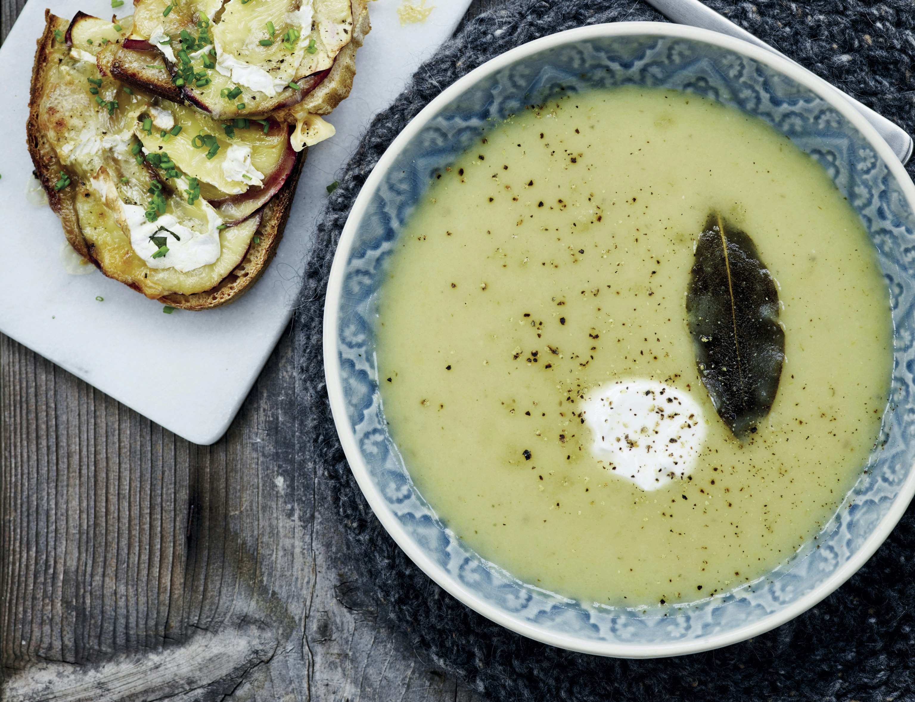 Kartoffel-porre-suppe og sprøde ostebrød med æble