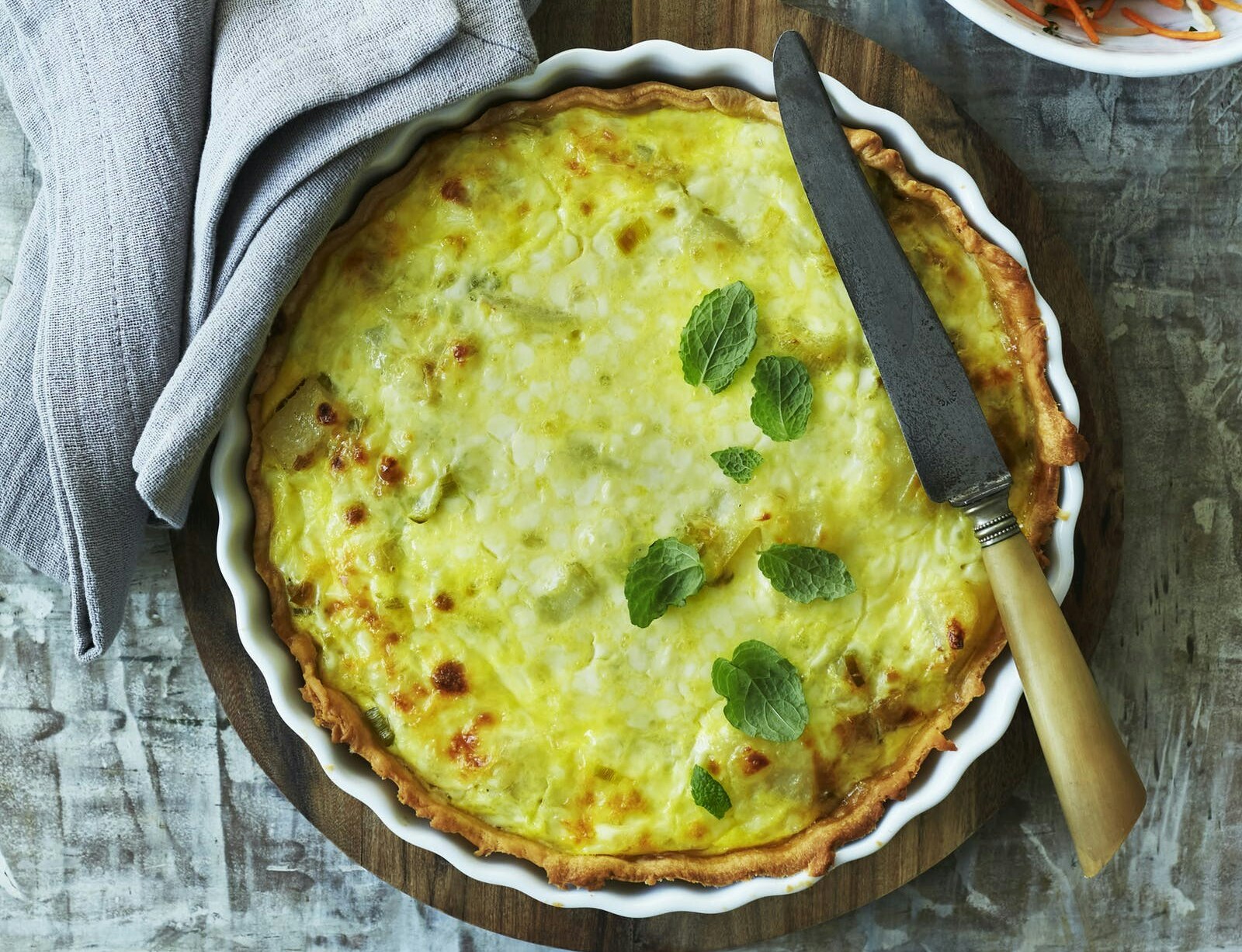 Kartoffel-porre-tærte med råkostsalat