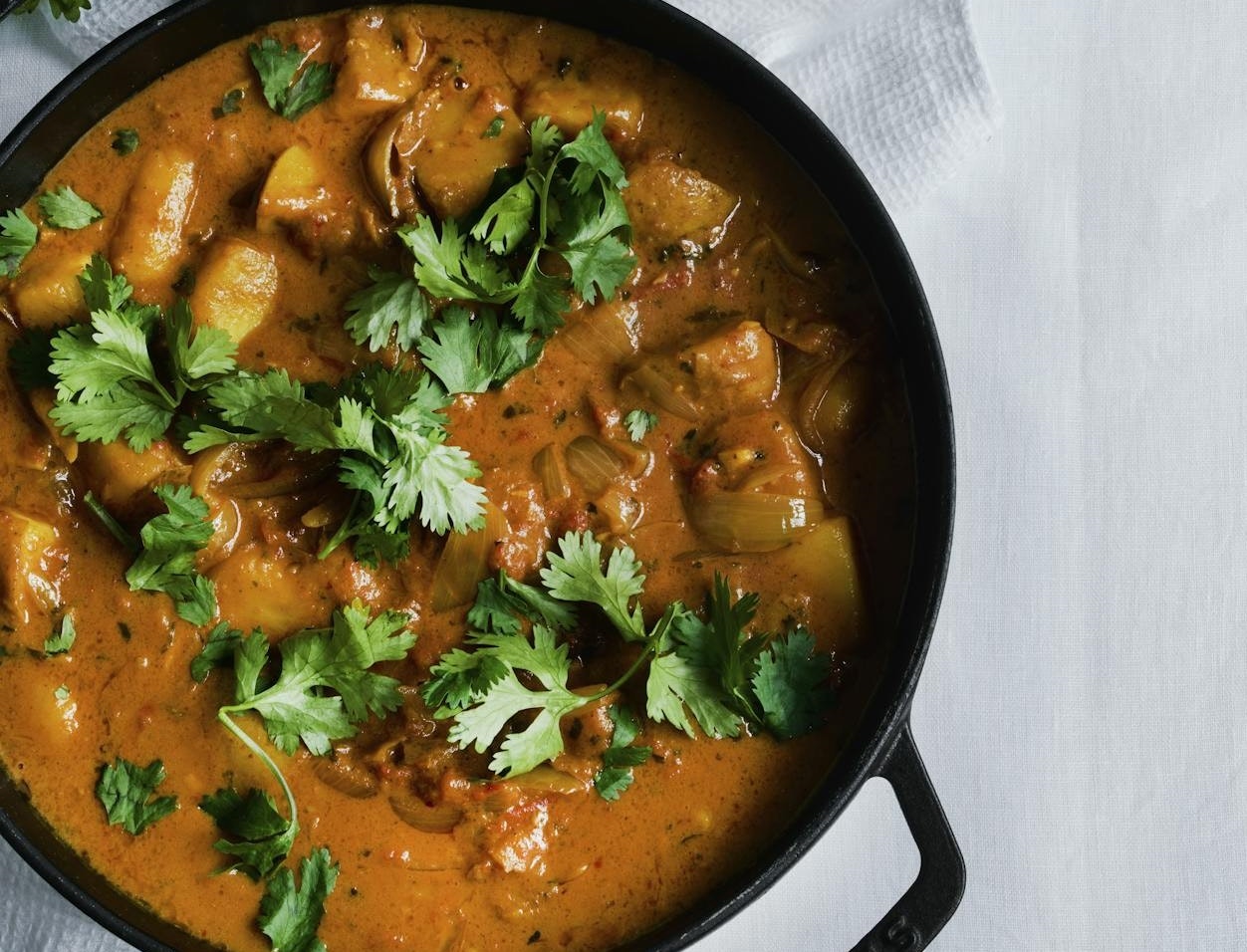 Kartoffelcurry med raita