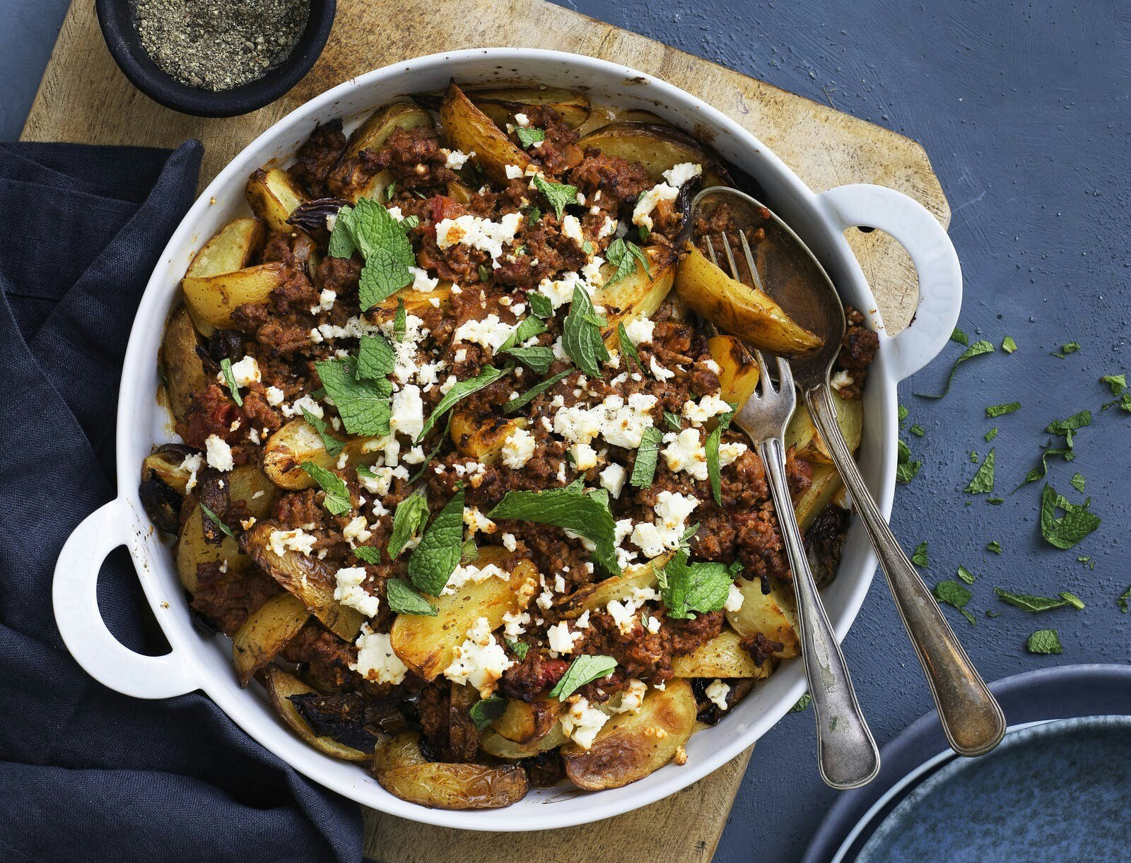 Kartoffelfad med krydret lammekød, feta og mynte