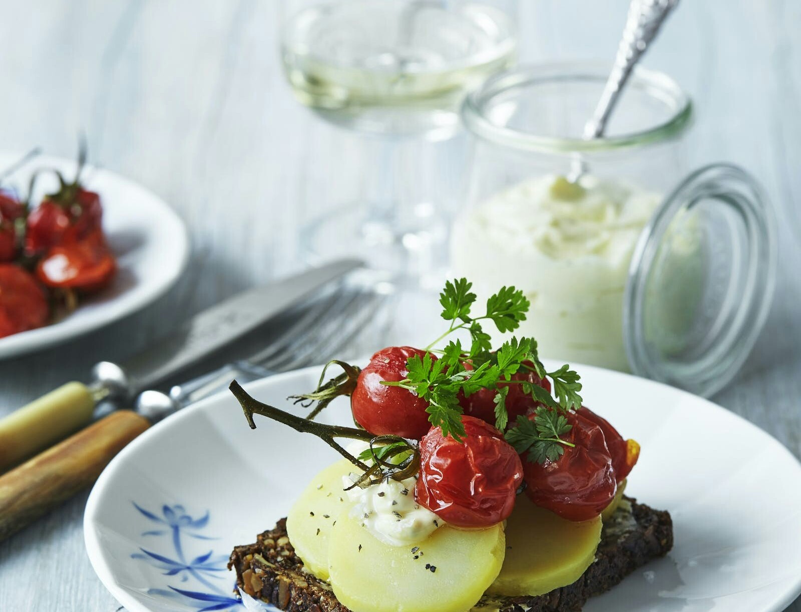 Kartoffelmad med aioli og bagte tomater